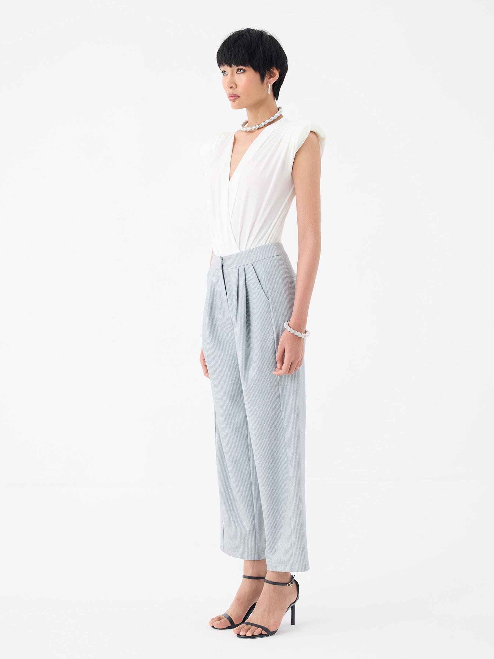 V Yakalı Önü Büzgülü ve Omuzu Vatka Detaylı Body - Ekru Body Modelleri