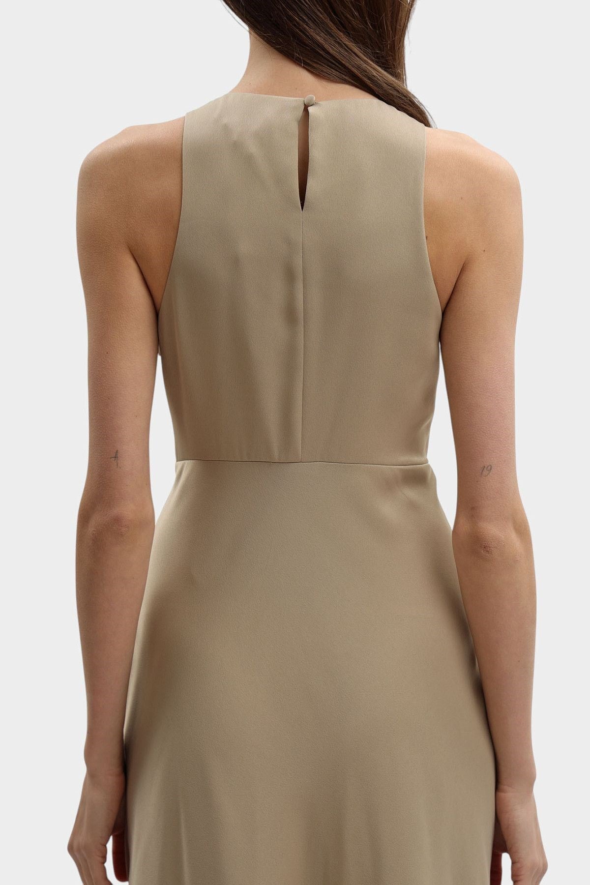 Armani Exchange Armani Exchange Kadın Zincir Kemer Detaylı Kolsuz Yuvarlak Yakalı Saten Midi Bej Elbise XW001971 AF21553-U6223