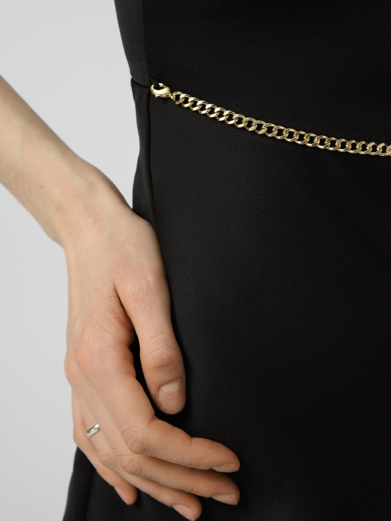 Armani Exchange Armani Exchange Kadın Zincir Kemer Detaylı Kolsuz Yuvarlak Yakalı Saten Midi Siyah Elbise XW001971 AF21553-UC001