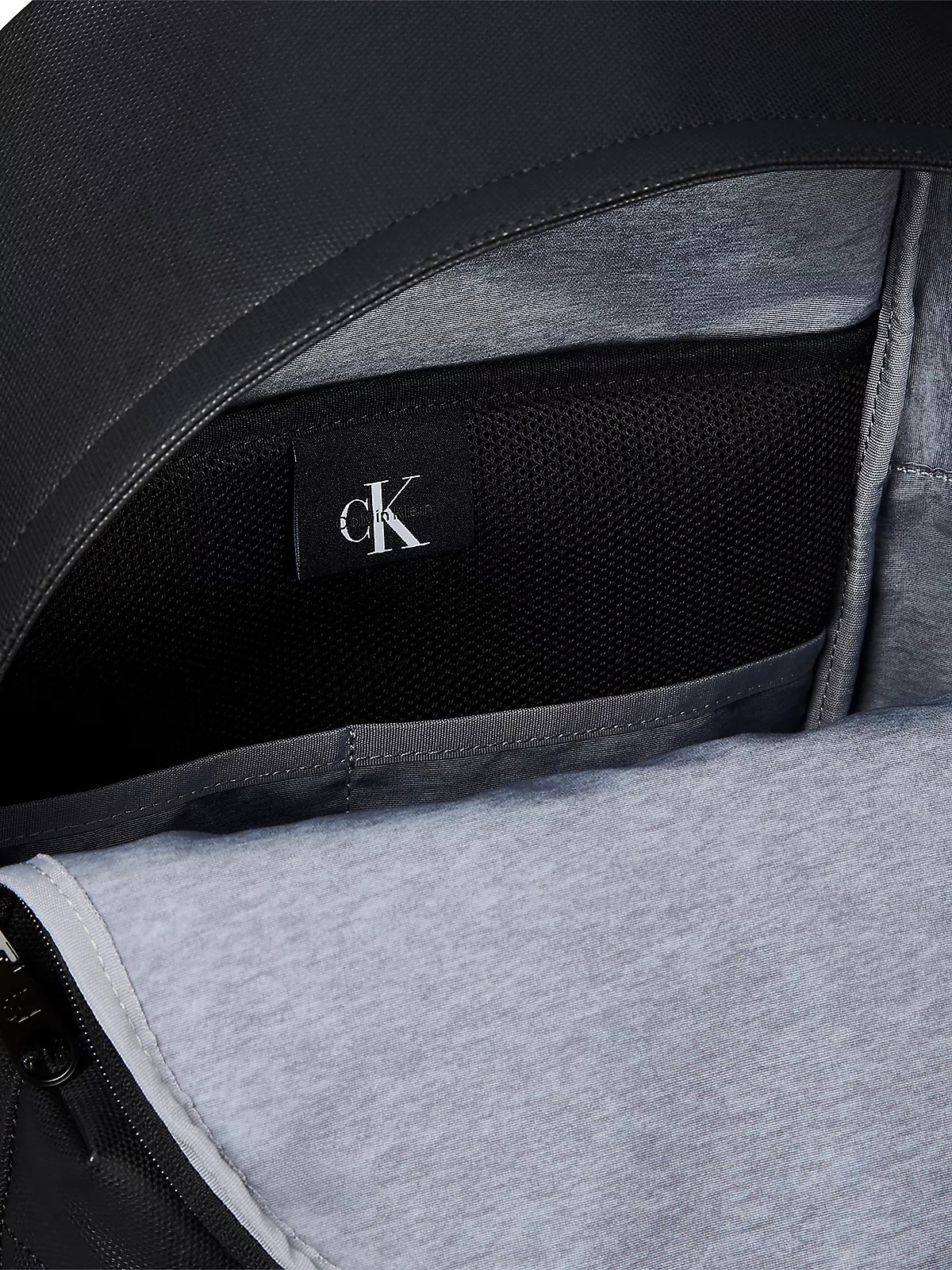 Calvin Klein Calvin Klein Erkek CK Logo Etiketli Çoklu Ön Bölmeli Siyah Sırt Çantası LV04D3444G-UB1