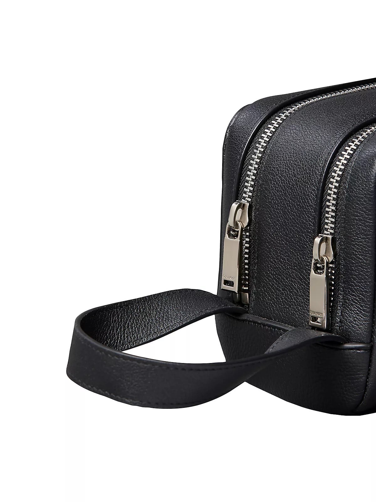 Calvin Klein Calvin Klein Erkek Deri CK Kabartma Monogram Yazı Detay Geniş Kısa Kulp Siyah Omuz Çantası LV04D1219G-UB1