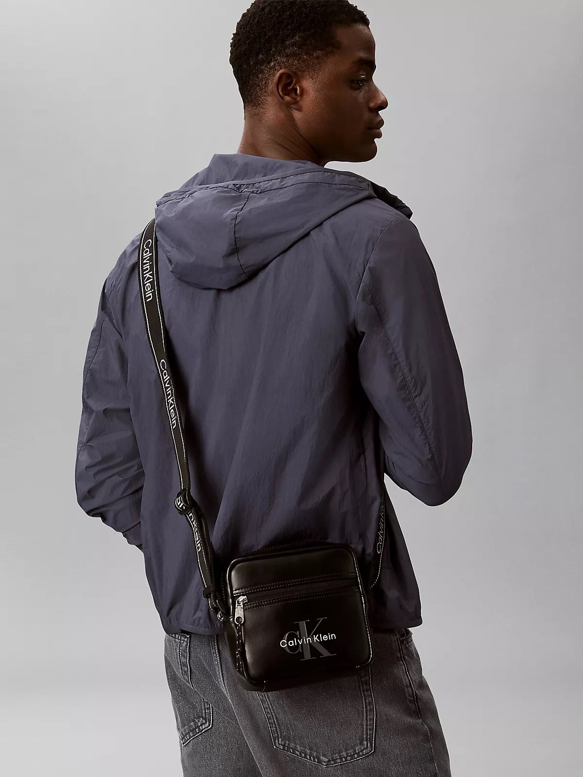 Calvin Klein Calvin Klein Erkek Düz Deri Küçük Cep Fermuar Kapama Ayarlanabilir Askı Siyah Omuz Çantası LV04D3445G-UB1