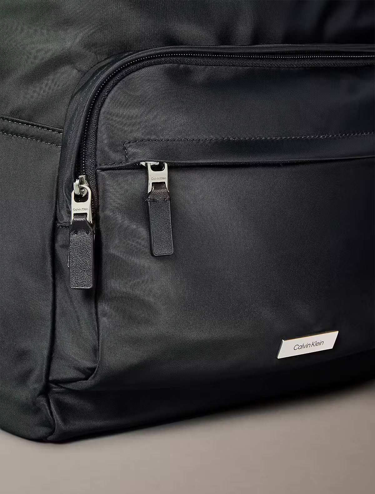 Calvin Klein Calvin Klein Erkek Fermuar Kapama Küçük Bölme CK Yazı Desen Deri Metal Logo Siyah Sırt Çantası LV04D3143G-UB1
