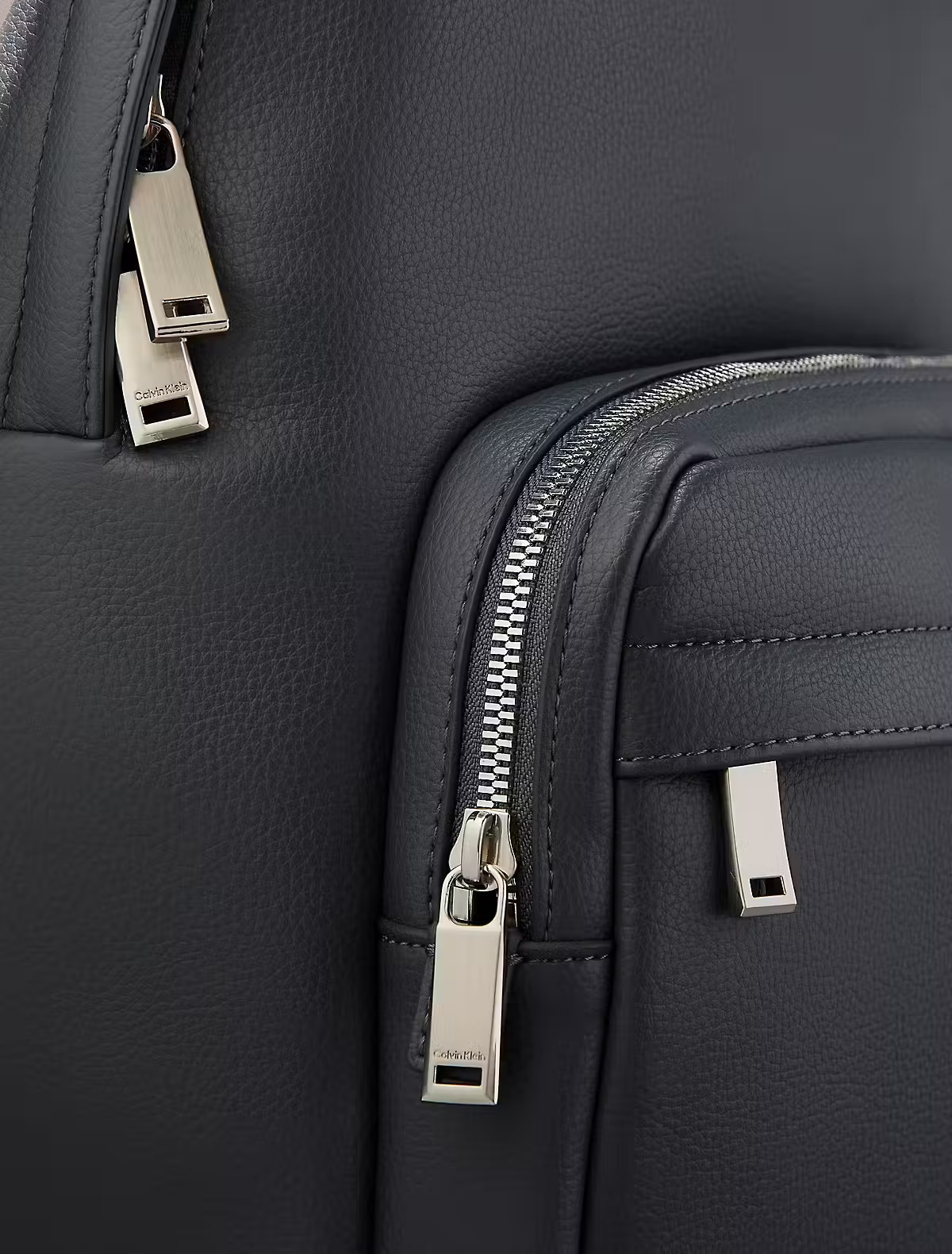Calvin Klein Calvin Klein Erkek Fermuar Kapama Küçük Bölme CK Yazı Desen Deri Metal Logo Gri Sırt Çantası LV04D3155G-PCX