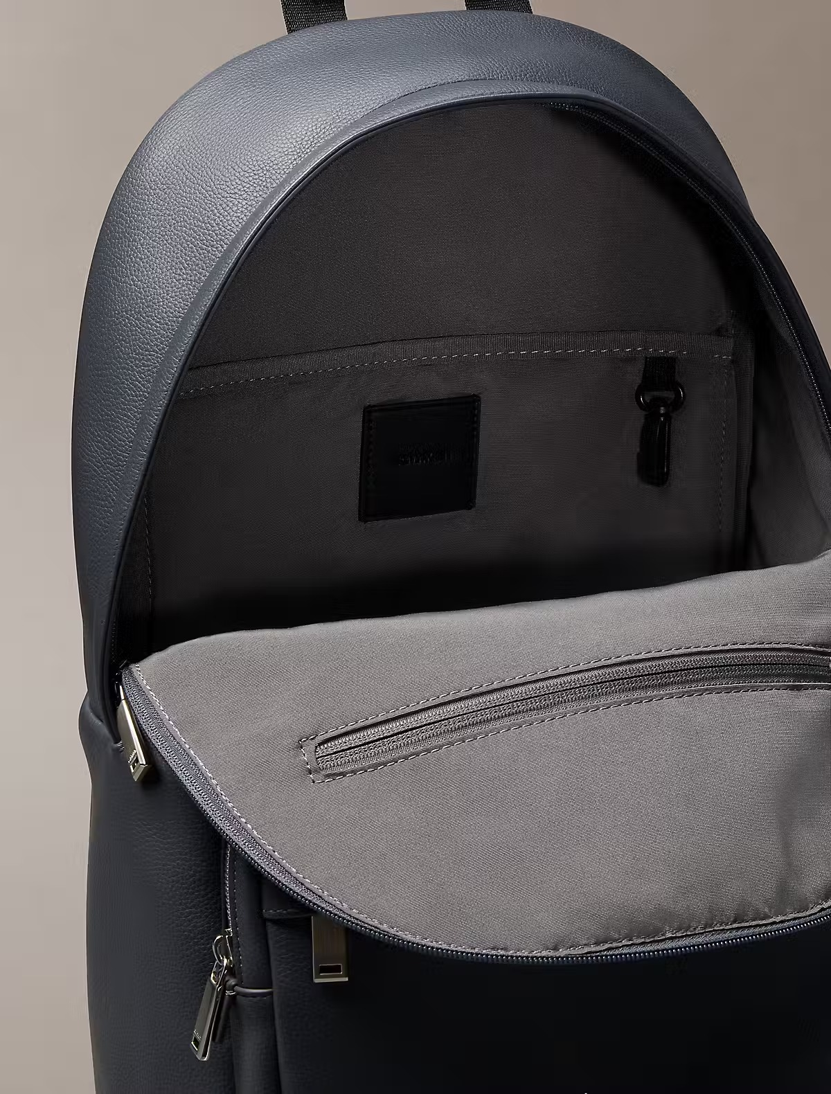 Calvin Klein Calvin Klein Erkek Fermuar Kapama Küçük Bölme CK Yazı Desen Deri Metal Logo Gri Sırt Çantası LV04D3155G-PCX
