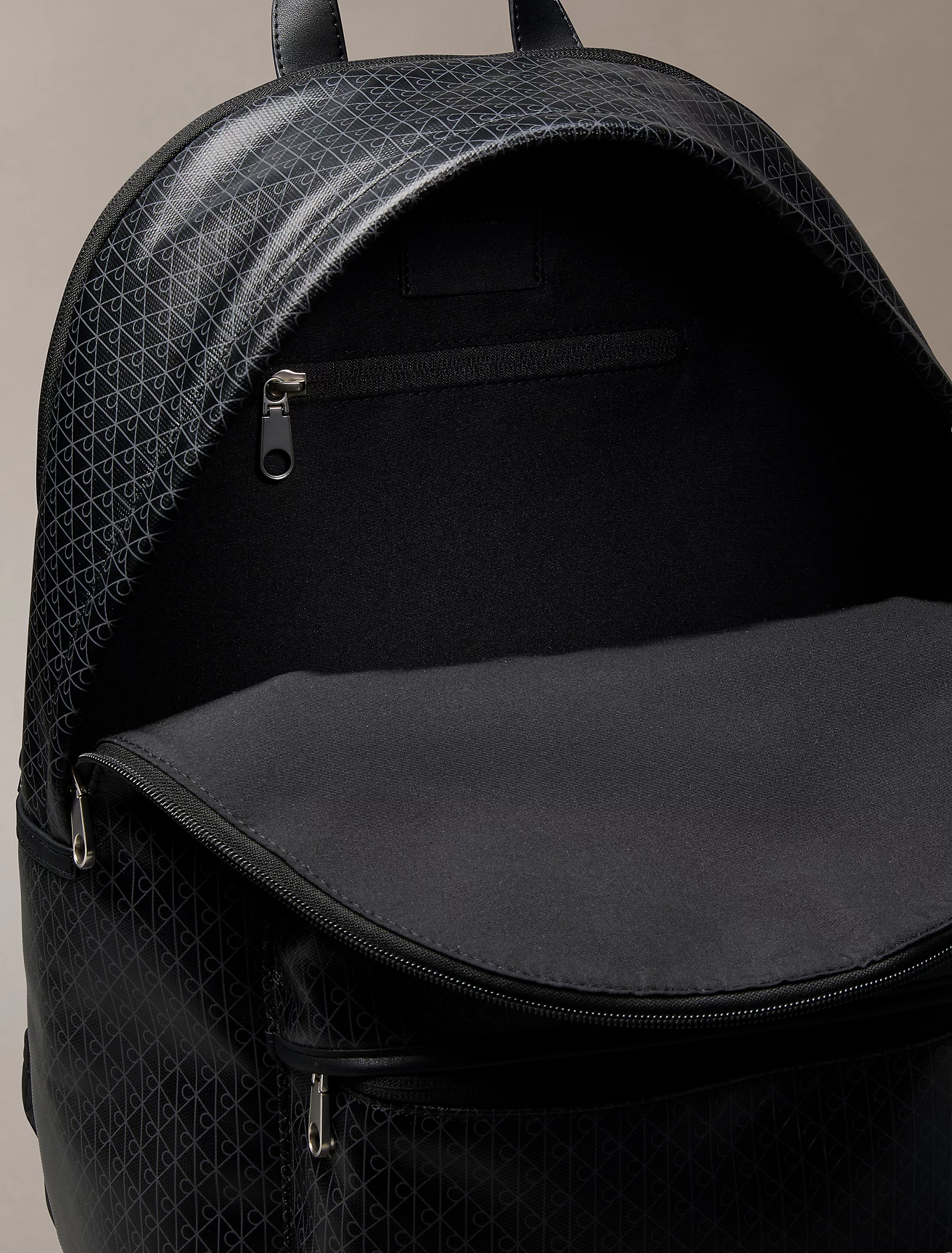 Calvin Klein Calvin Klein Erkek Fermuar Kapama Küçük Bölme CK Yazı Desen Deri Metal Logo Siyah Sırt Çantası LV04D3313G-UB1