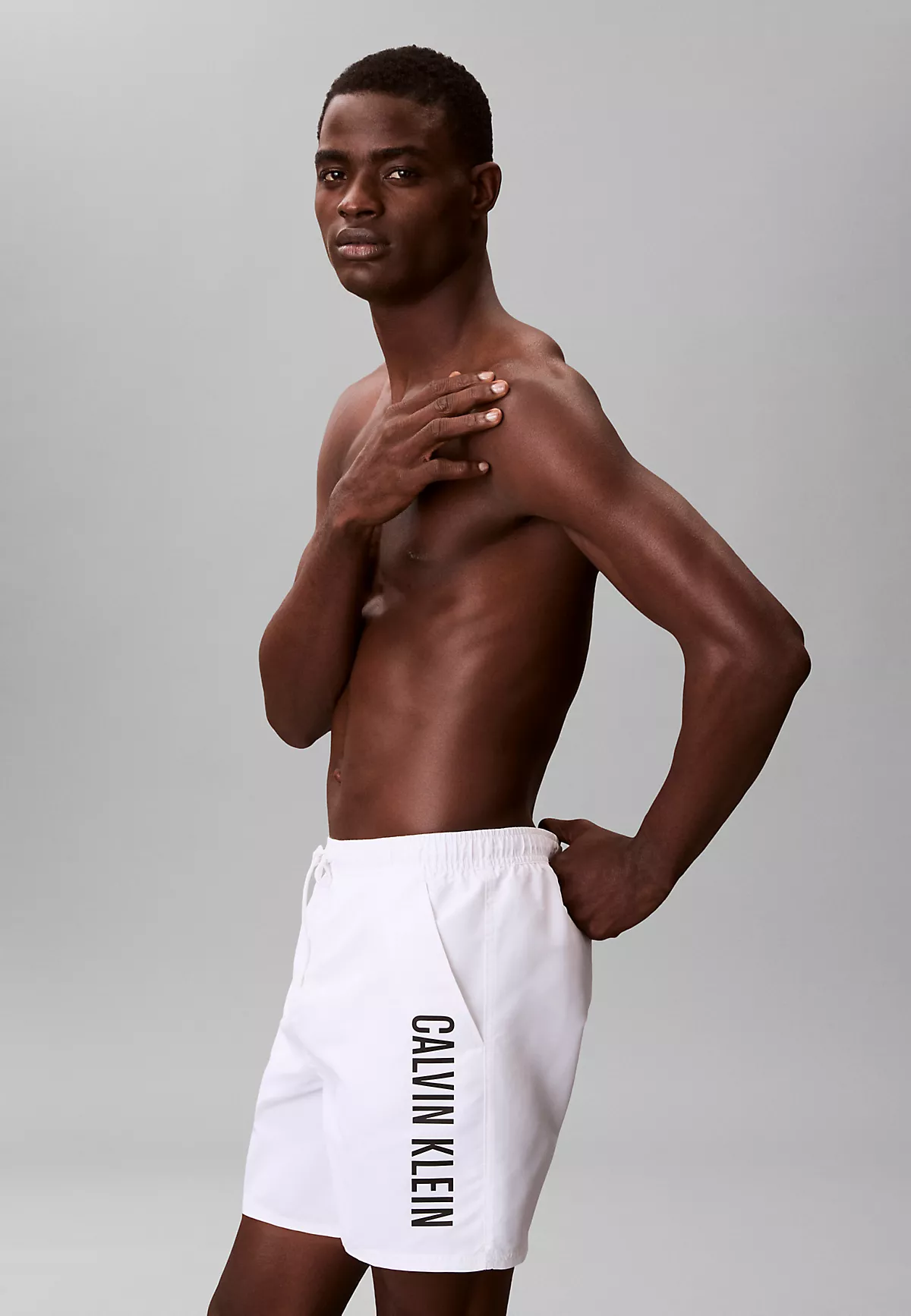 Calvin Klein Calvin Klein Erkek Logo Baskılı Hızlı Kuruyan Kumaş Beli Lastikli Beyaz Deniz Şortu LV00N61047-100