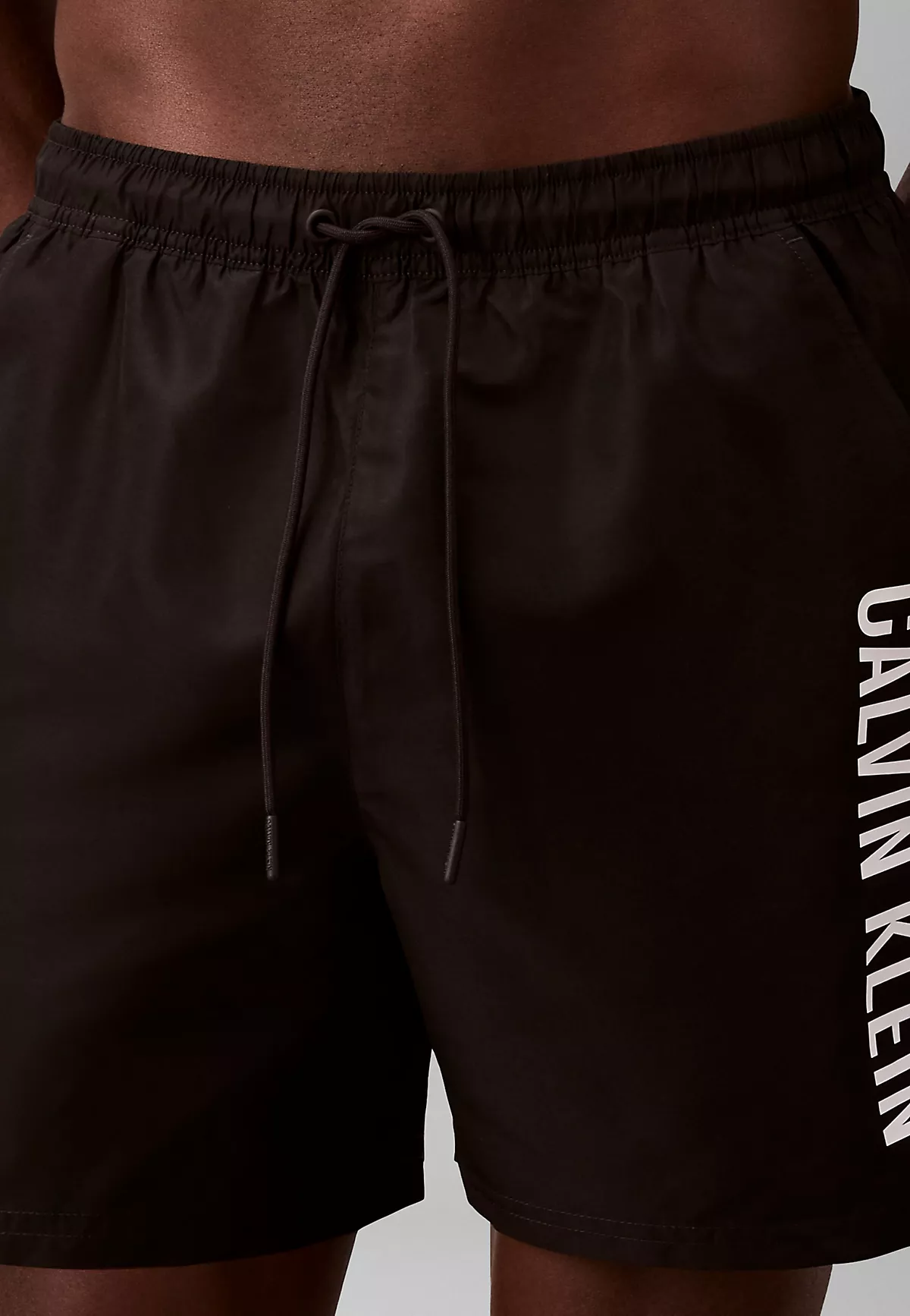 Calvin Klein Calvin Klein Erkek Logo Baskılı Hızlı Kuruyan Kumaş Beli Lastikli Siyah Deniz Şortu LV00N61047-UB1