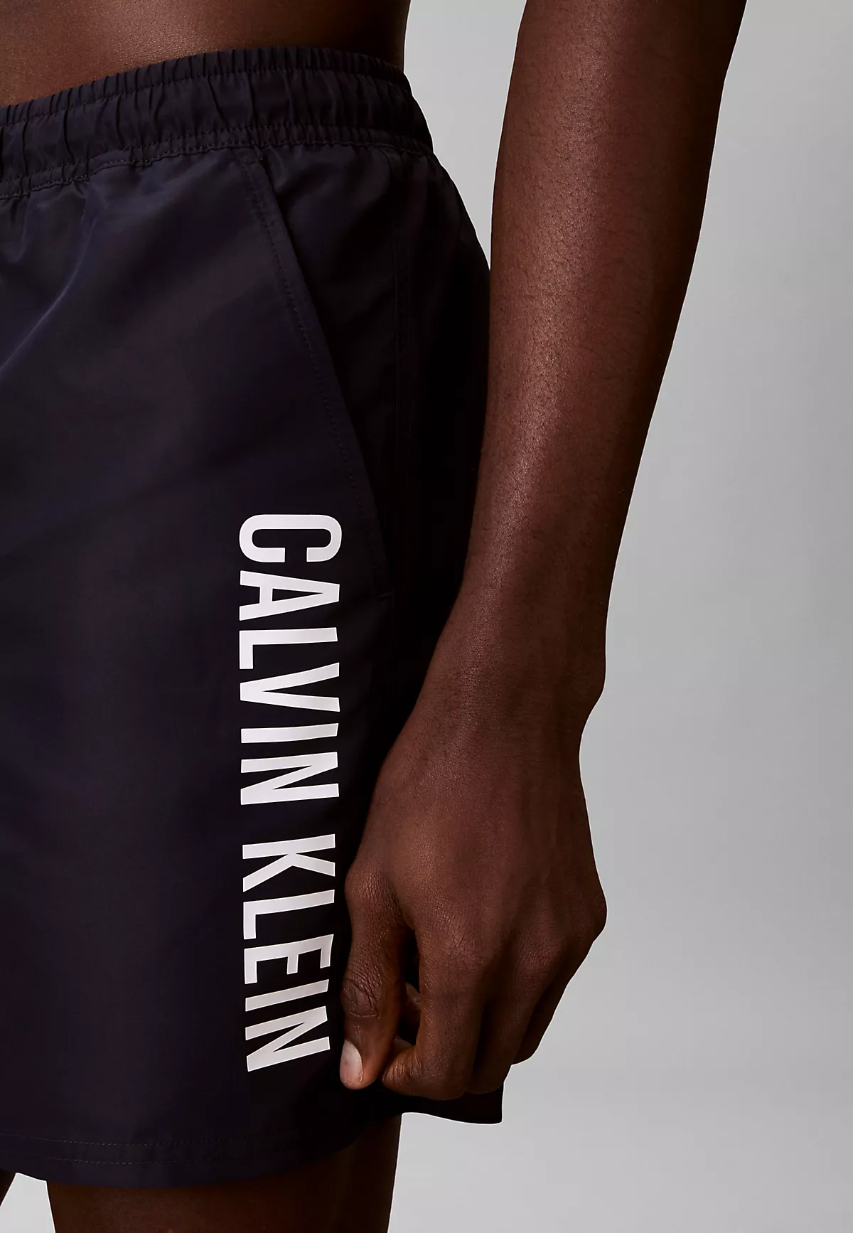 Calvin Klein Calvin Klein Erkek Logo Baskılı Hızlı Kuruyan Kumaş Beli Lastikli Lacivert Deniz Şortu LV00N61047-0PP