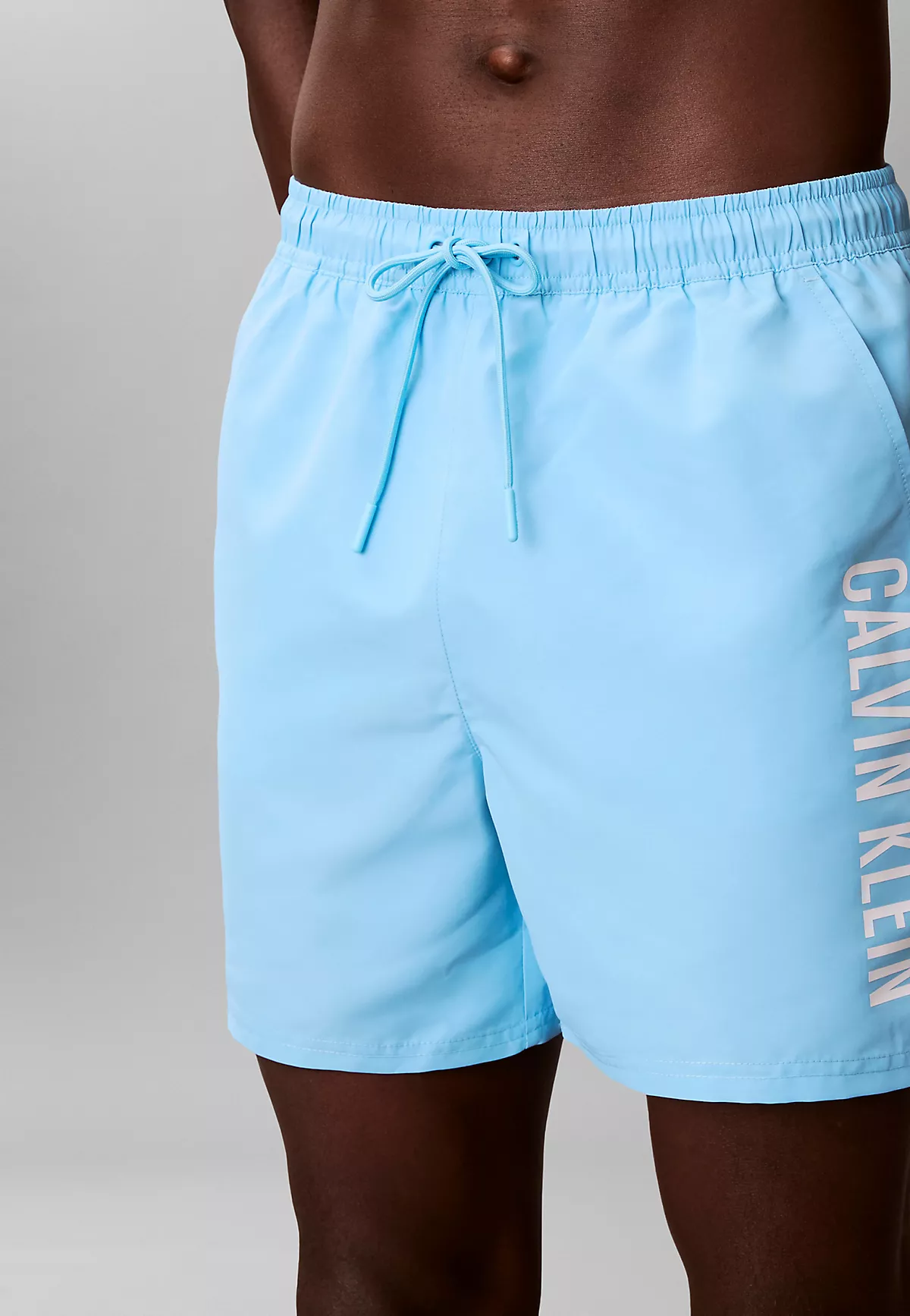 Calvin Klein Calvin Klein Erkek Logo Baskılı Hızlı Kuruyan Kumaş Beli Lastikli Mavi Deniz Şortu LV00N61047-CW1
