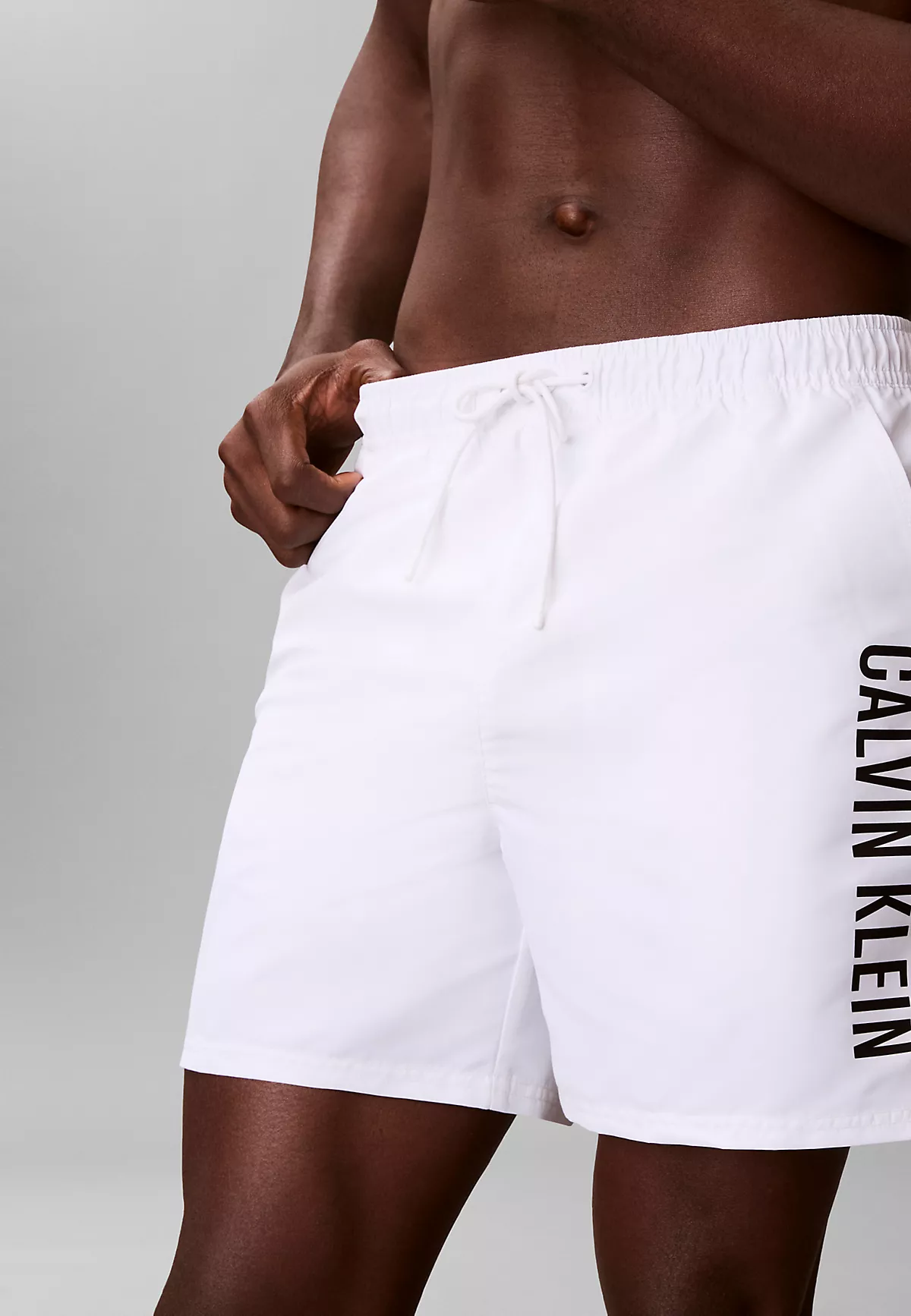 Calvin Klein Calvin Klein Erkek Logo Baskılı Hızlı Kuruyan Kumaş Beli Lastikli Beyaz Deniz Şortu LV00N61047-100