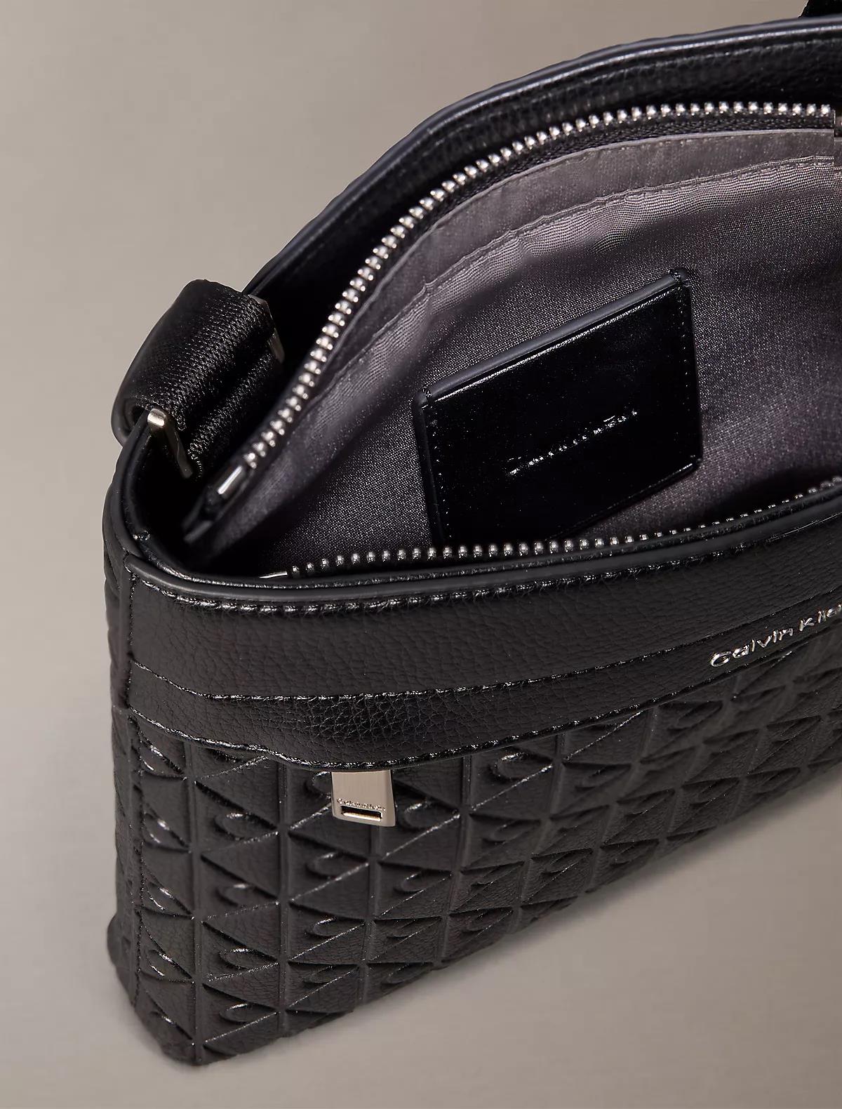 Calvin Klein Calvin Klein Erkek Logo Desenli Ayarlanabilir Uzun Askılı Siyah Omuz Çantası LV04D3229G-UB1