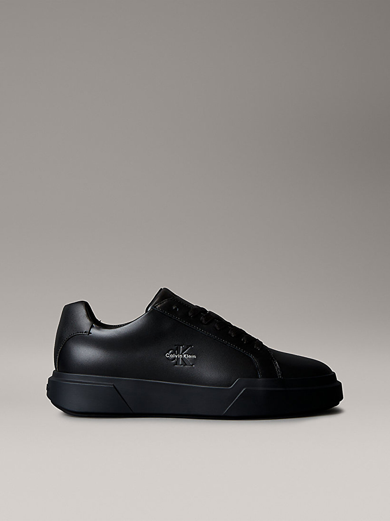 Calvin Klein Calvin Klein Erkek Logo Kabartmalı Düşük Bilekli %100 Deri Siyah Sneaker YM0YM01344-0GJ