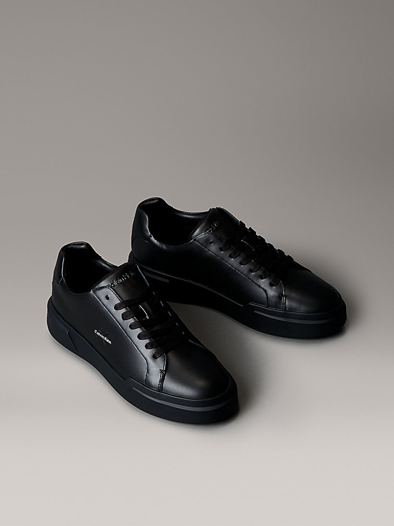 Calvin Klein Calvin Klein Erkek Logo Kabartmalı Düşük Bilekli %100 Deri Siyah Sneaker YM0YM01344-0GJ