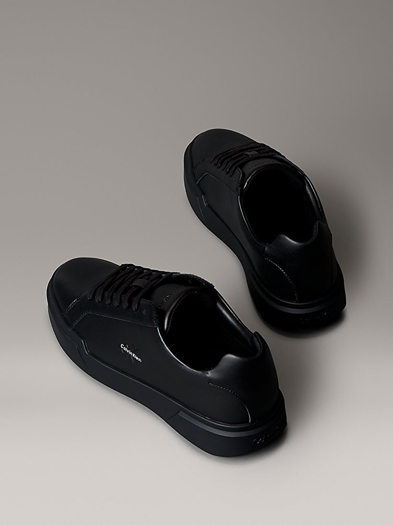 Calvin Klein Calvin Klein Erkek Logo Kabartmalı Düşük Bilekli %100 Deri Siyah Sneaker YM0YM01344-0GJ