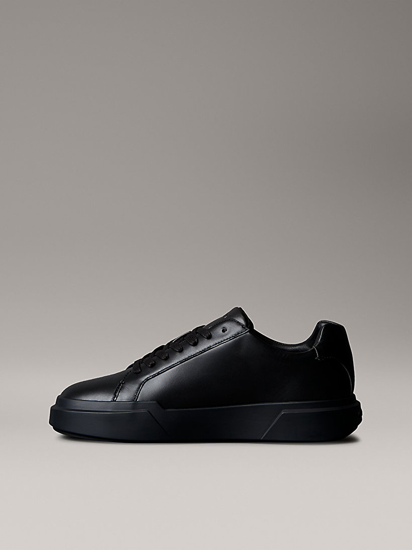 Calvin Klein Calvin Klein Erkek Logo Kabartmalı Düşük Bilekli %100 Deri Siyah Sneaker YM0YM01344-0GJ