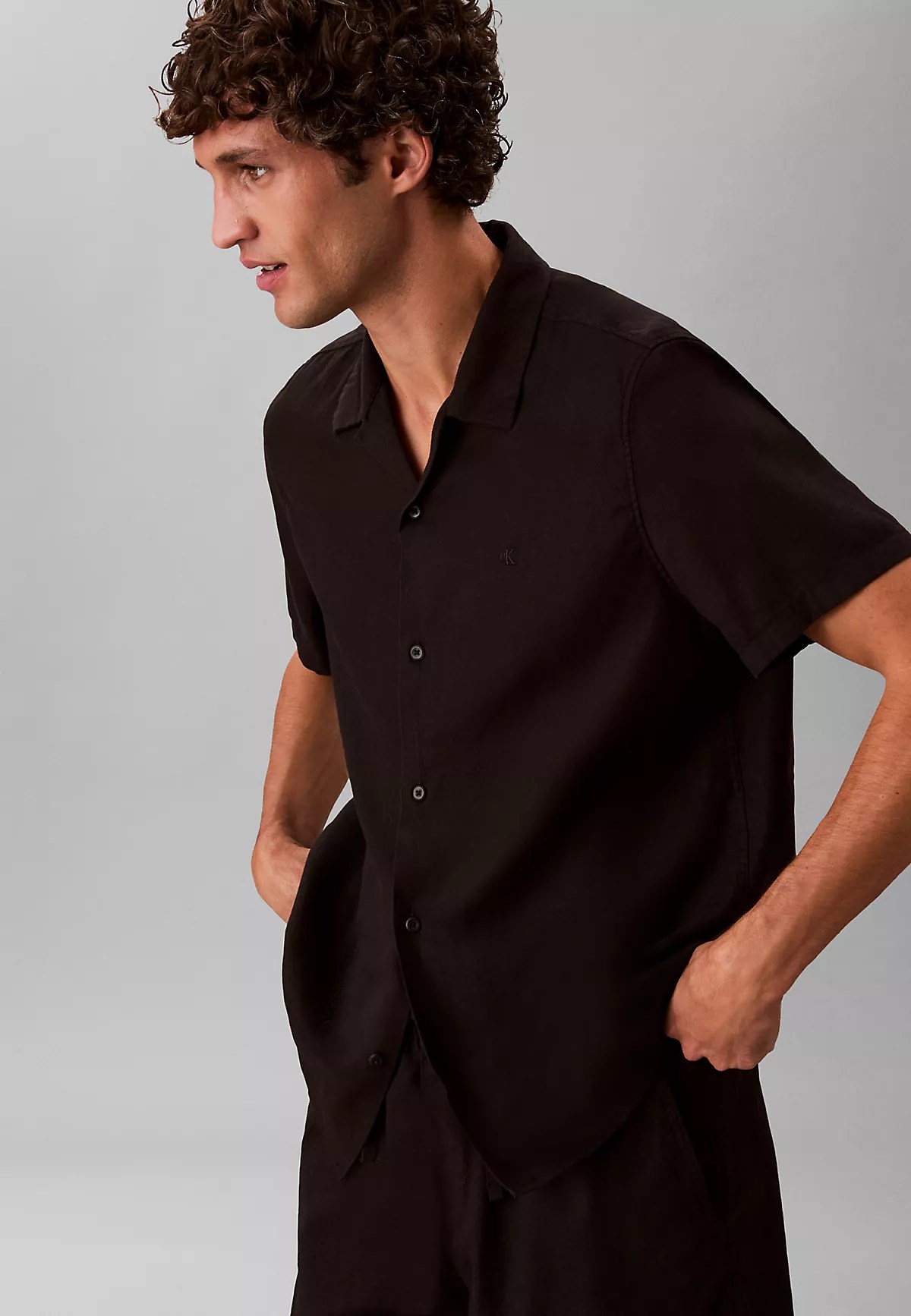 Calvin Klein Calvin Klein Erkek Normal Kesim CK Logo İşlemeli Kısa Kollu Keten Siyah Gömlek LV04LF137G-UB1