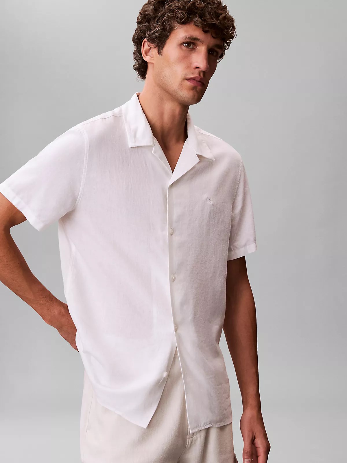 Calvin Klein Calvin Klein Erkek Normal Kesim CK Logo İşlemeli Kısa Kollu Keten Beyaz Gömlek LV04LF137G-YAA