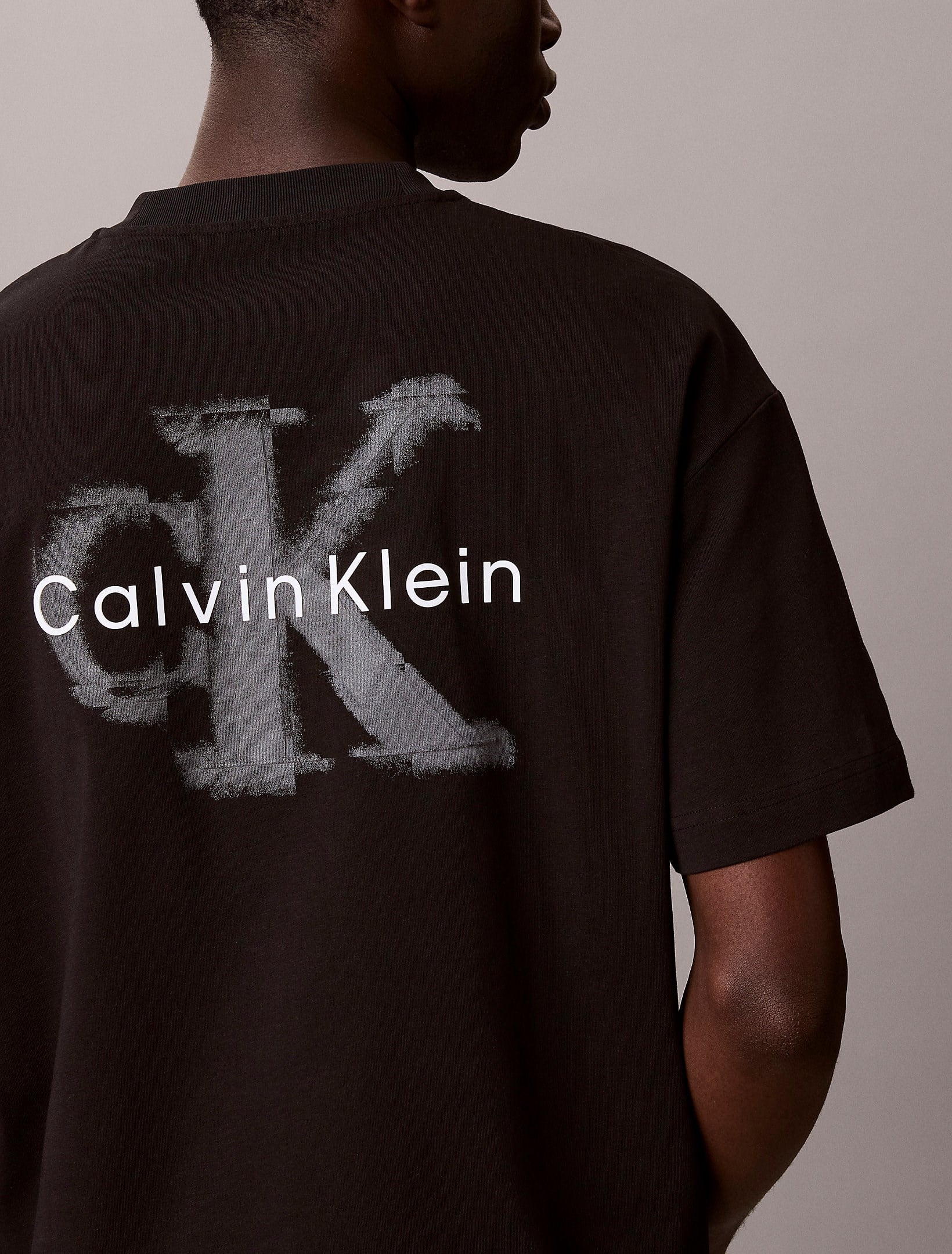 Calvin Klein Calvin Klein Erkek Rahat Kalıp Yuvarlak Yakalı Arkası Logo İmzalı Kısa Kollu Siyah T-Shirt LV04RAB806-UB1