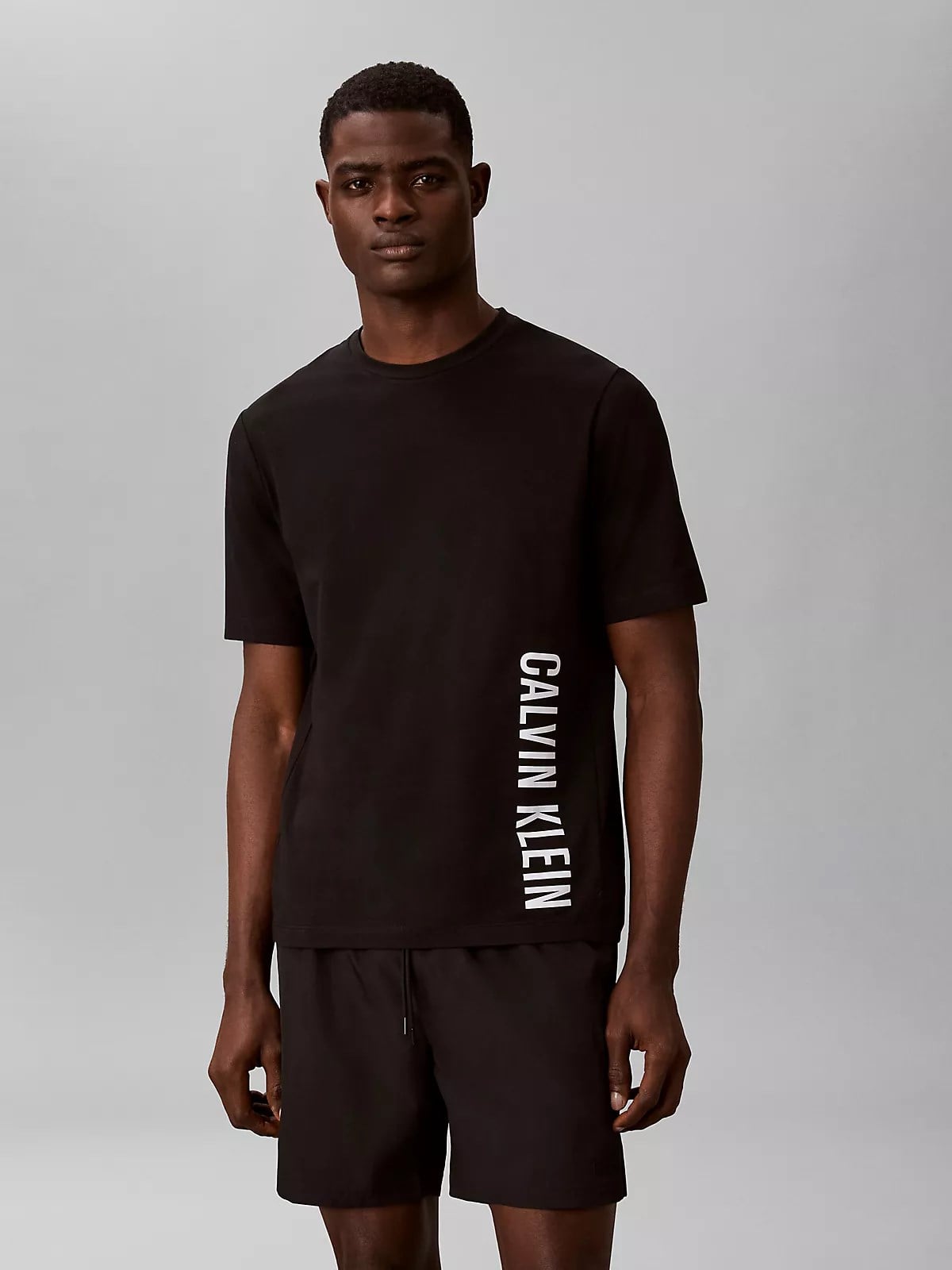 Calvin Klein Calvin Klein Erkek Regular Fit Yuvarlak Yakalı Logo Detaylı Pamuklu Kısa Kollu Siyah Plaj Elbisesi LV00NM3019-UB1