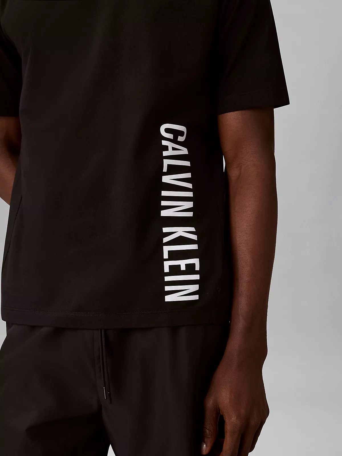 Calvin Klein Calvin Klein Erkek Regular Fit Yuvarlak Yakalı Logo Detaylı Pamuklu Kısa Kollu Siyah Plaj Elbisesi LV00NM3019-UB1