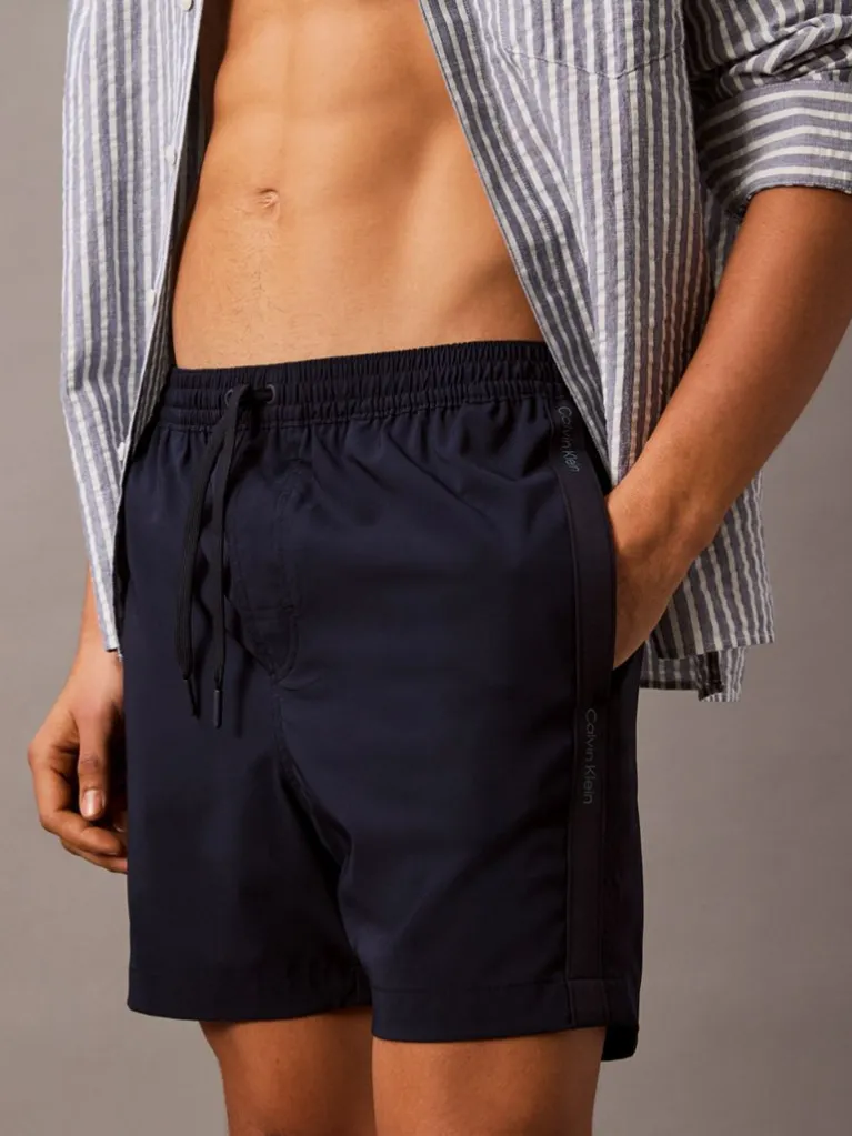 Calvin Klein Calvin Klein Erkek Regular Fit Yanları Logo Şeritli Lacivert Deniz Şortu LV00N61002-0PP