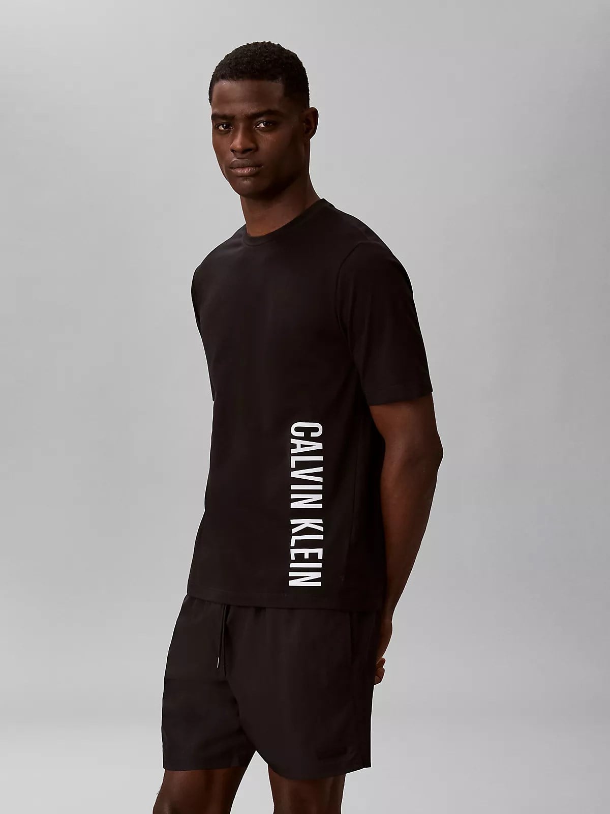 Calvin Klein Calvin Klein Erkek Regular Fit Yuvarlak Yakalı Logo Detaylı Pamuklu Kısa Kollu Siyah Plaj Elbisesi LV00NM3019-UB1