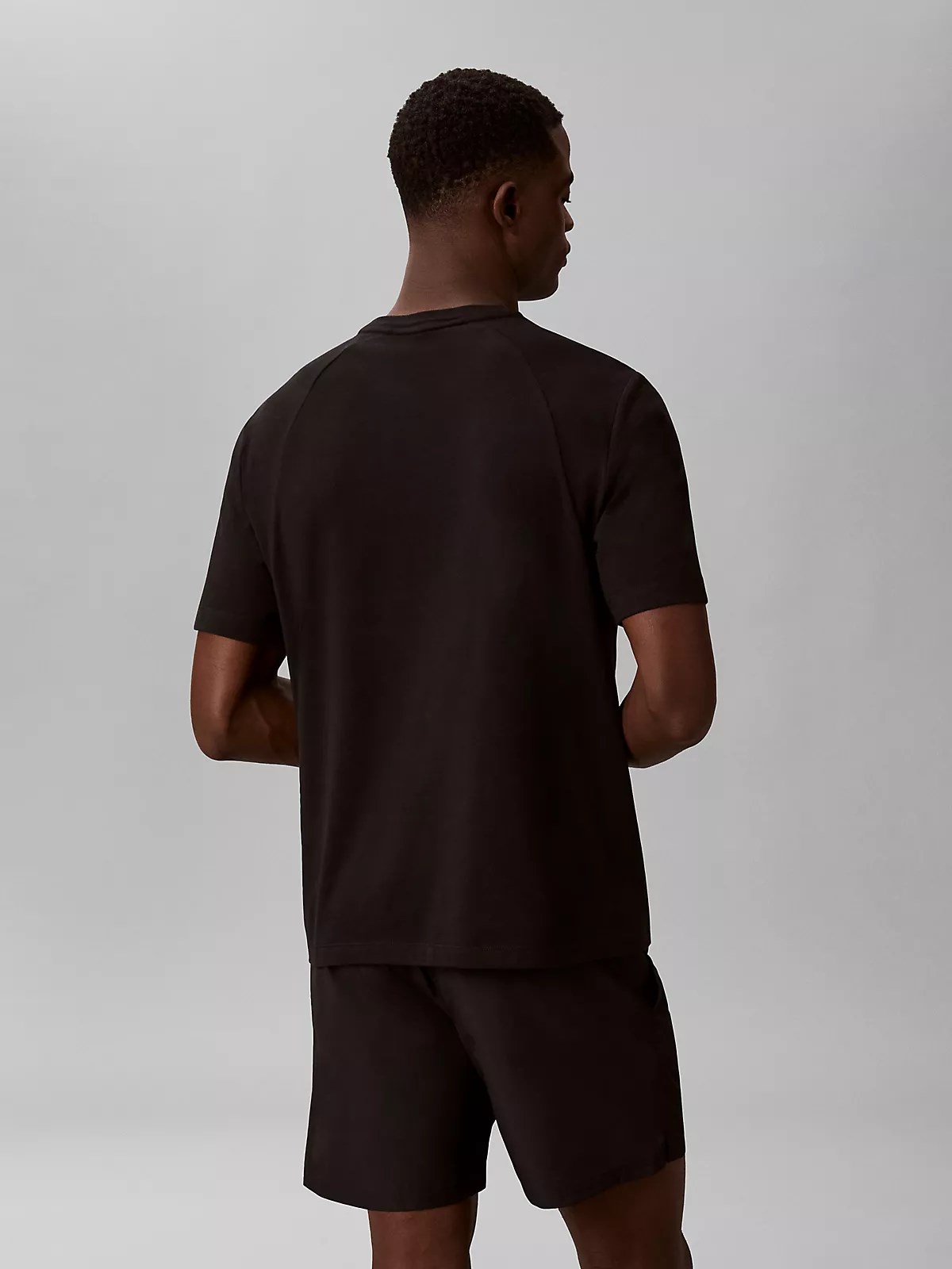 Calvin Klein Calvin Klein Erkek Regular Fit Yuvarlak Yakalı Logo Detaylı Pamuklu Kısa Kollu Siyah Plaj Elbisesi LV00NM3019-UB1