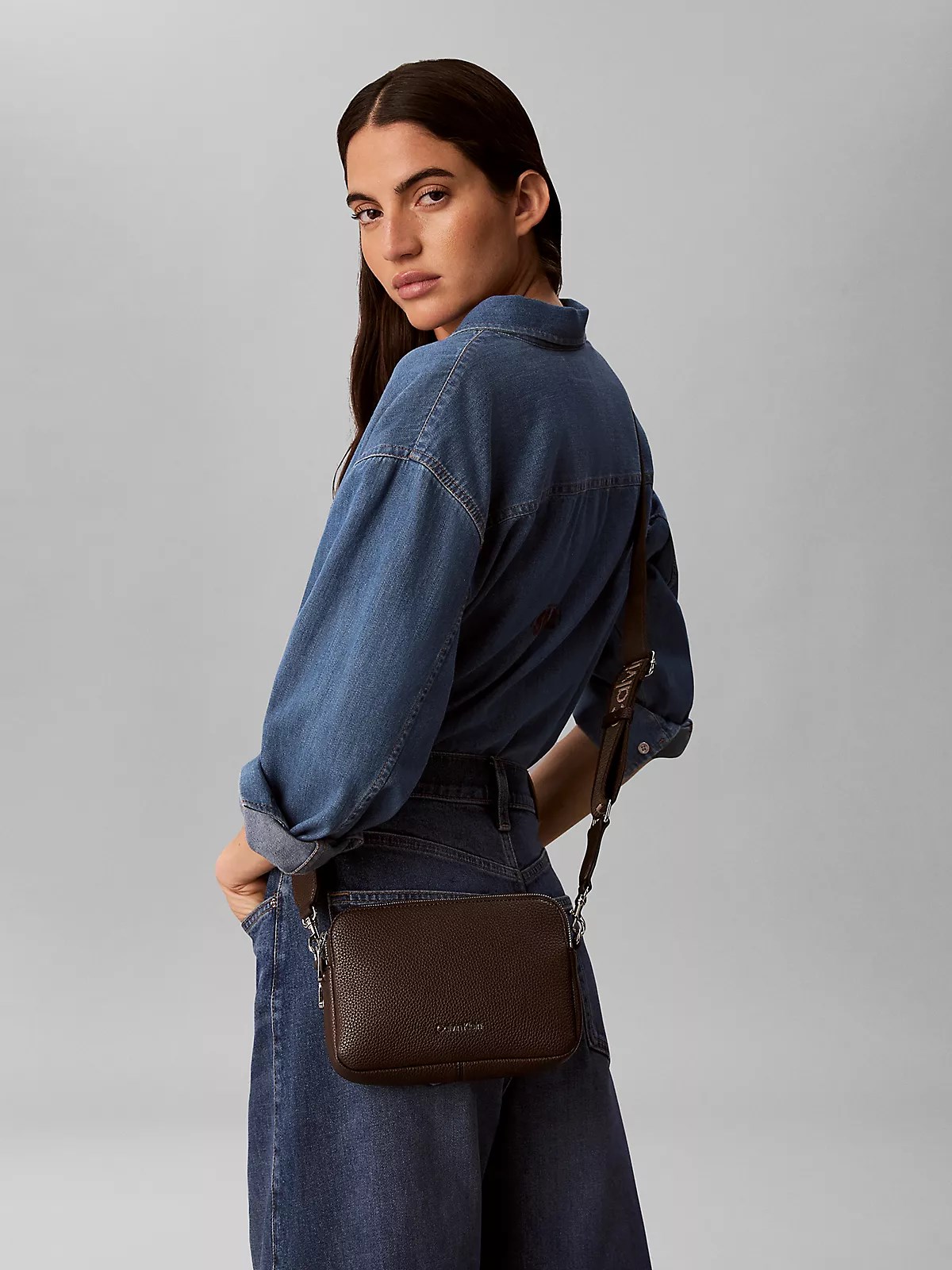 Calvin Klein Calvin Klein Kadın Askı Ayarlanabilir Calvin Klein Yazılı Fermuar Kapama Deri Kahverengi1 Çanta LV04F3656G-BAL