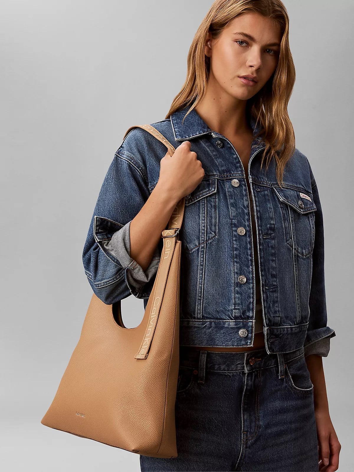 Calvin Klein Calvin Klein Kadın Ayarlanabilir Logo Detaylı Askılı Fermuarlı İç Bölmeli Kahverengi Omuz Çantası LV04F3643G-RAJ