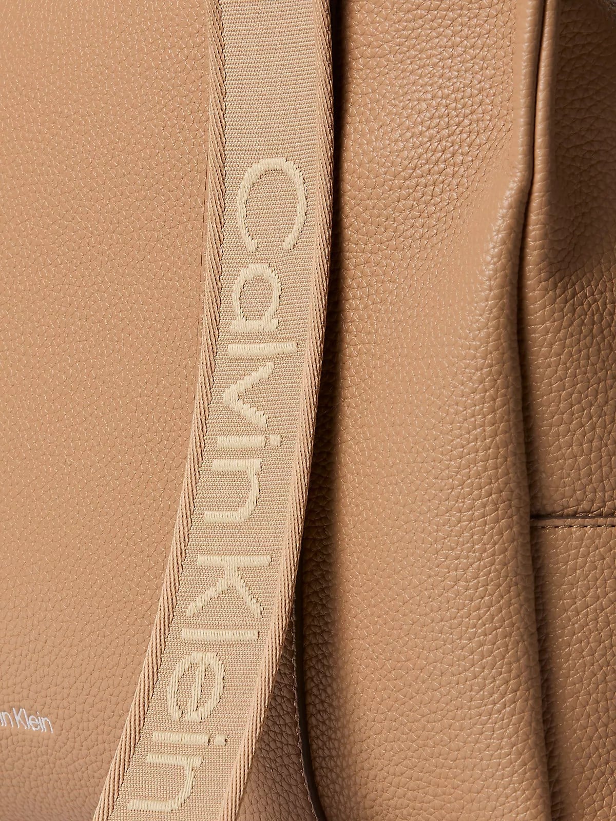 Calvin Klein Calvin Klein Kadın Ayarlanabilir Calvin Klein Yazılı Deri Fermuar Kapama Kahverengi Çanta LV04F3644G-RAJ
