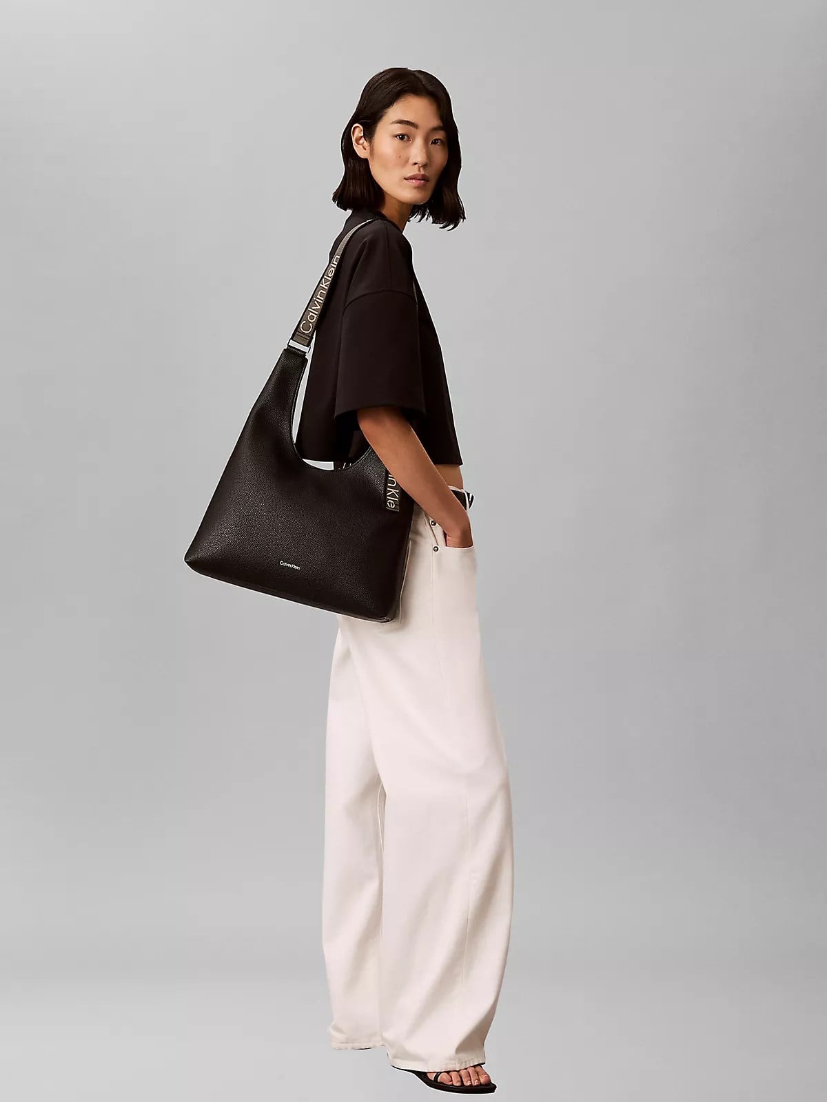 Calvin Klein Calvin Klein Kadın Ayarlanabilir Logo Detaylı Askılı Fermuarlı İç Bölmeli Siyah Omuz Çantası LV04F3643G-UB1