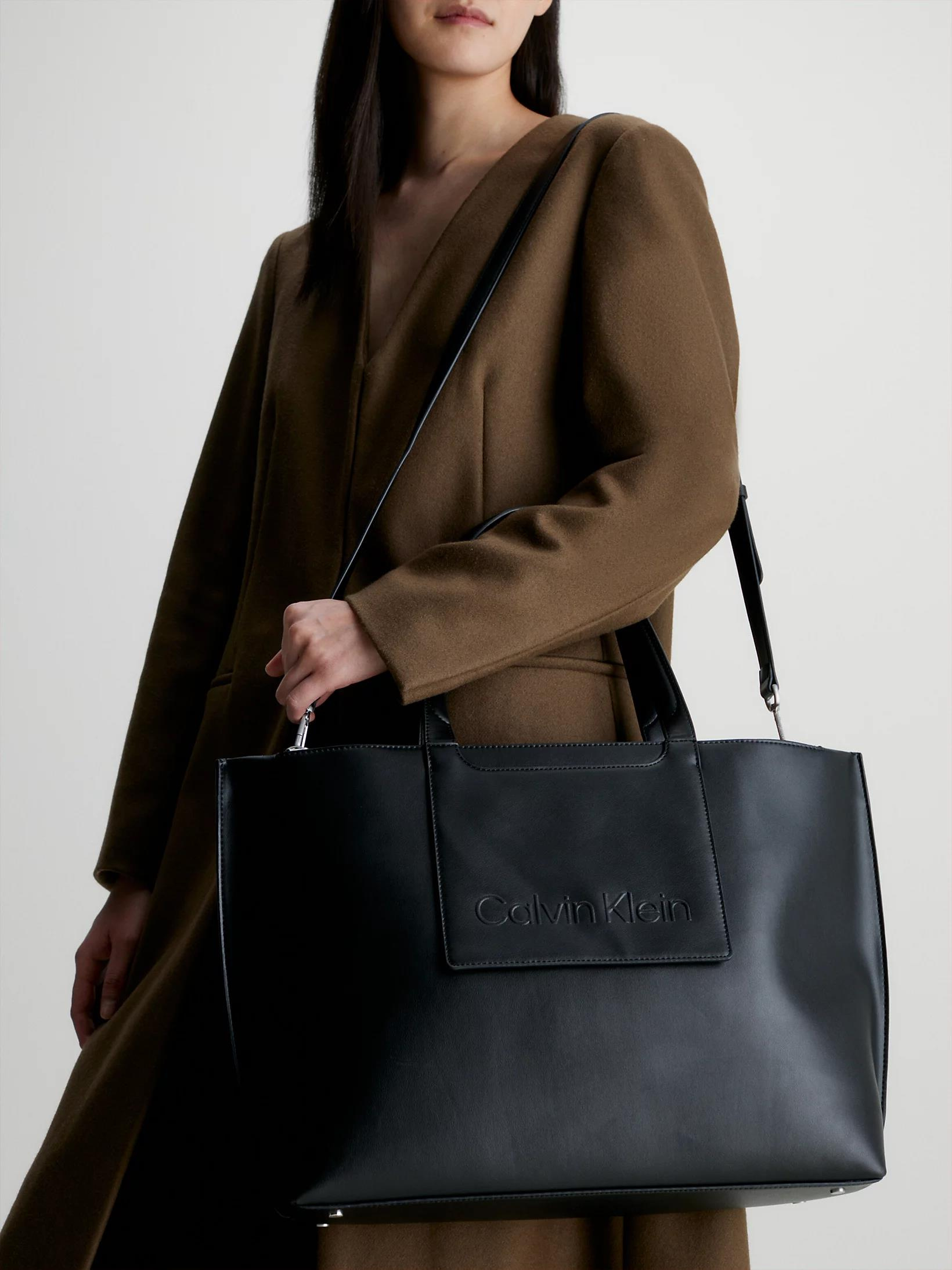 Calvin Klein Calvin Kleın Kadın Ayarlanabilir Kalın Askılı Siyah Omuz Çantası K60K611049-BAX