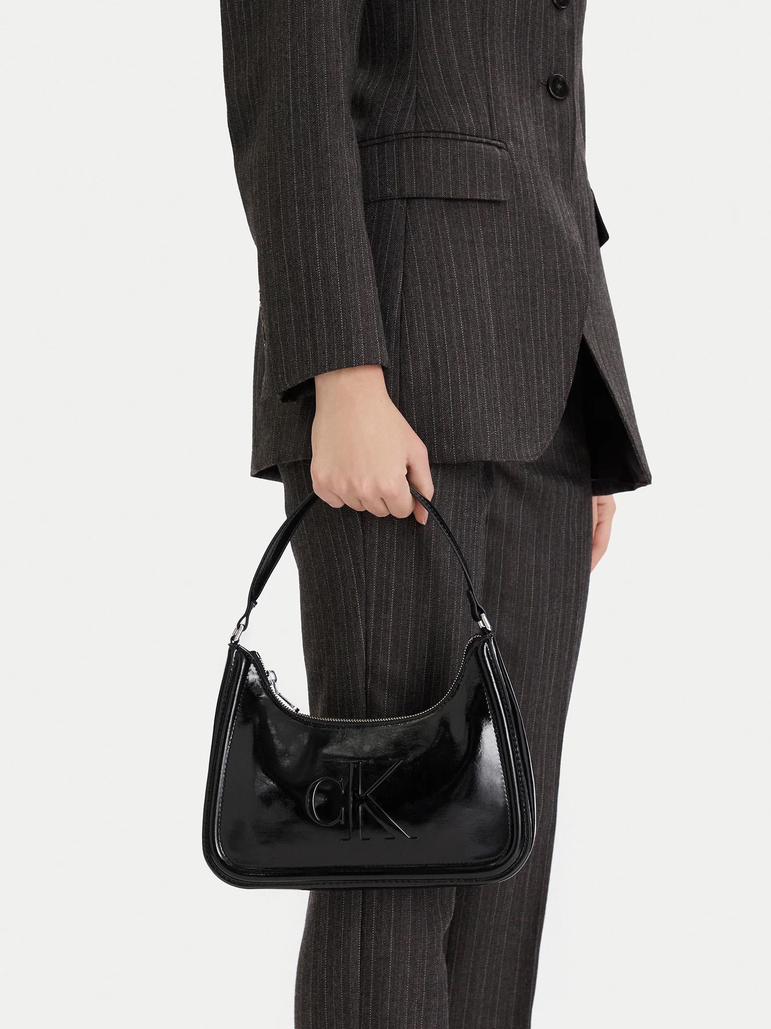 Calvin Klein Calvin Klein Kadın Büyük CK Logolu Kısa Askılı Parlak Deri Siyah Omuz Çantası LV04F3332G-UB1