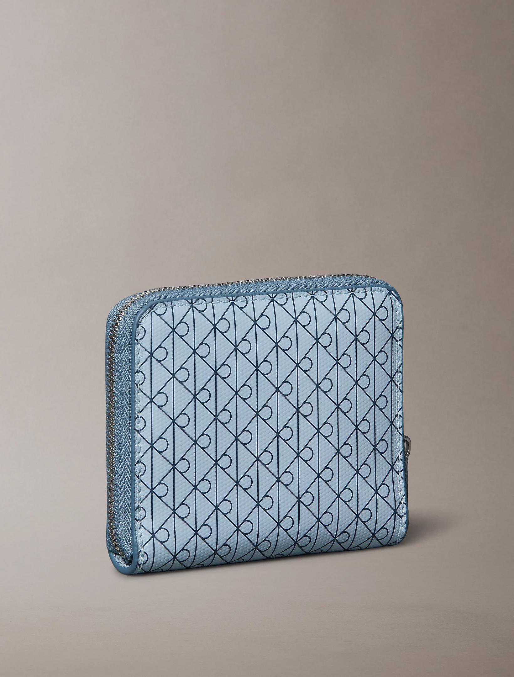 Calvin Klein Calvin Klein Kadın CK Monogram Logolu Fermuar Kapamalı Bozuk Para Cepli Ekstra Kart Bölmeli Mavi Cüzdan LV04F1089G-2XE