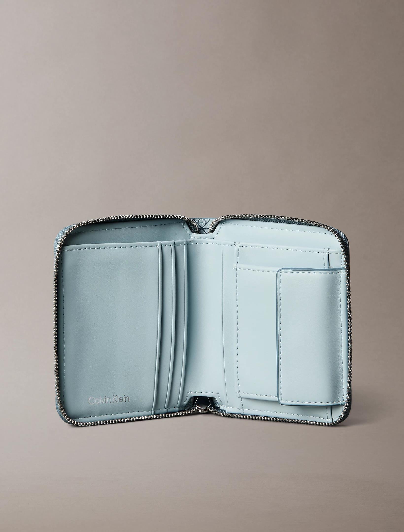 Calvin Klein Calvin Klein Kadın CK Monogram Logolu Fermuar Kapamalı Bozuk Para Cepli Ekstra Kart Bölmeli Mavi Cüzdan LV04F1089G-2XE