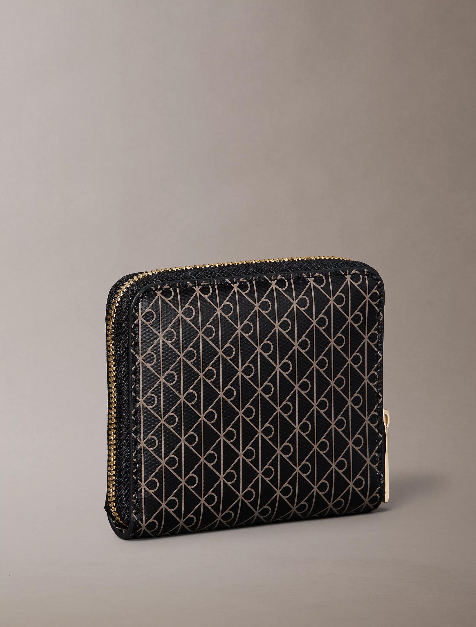 Calvin Klein Calvin Klein Kadın CK Monogram Logolu Fermuar Kapamalı Bozuk Para Cepli Ekstra Kart Bölmeli Siyah Cüzdan LV04F1089G-2XA
