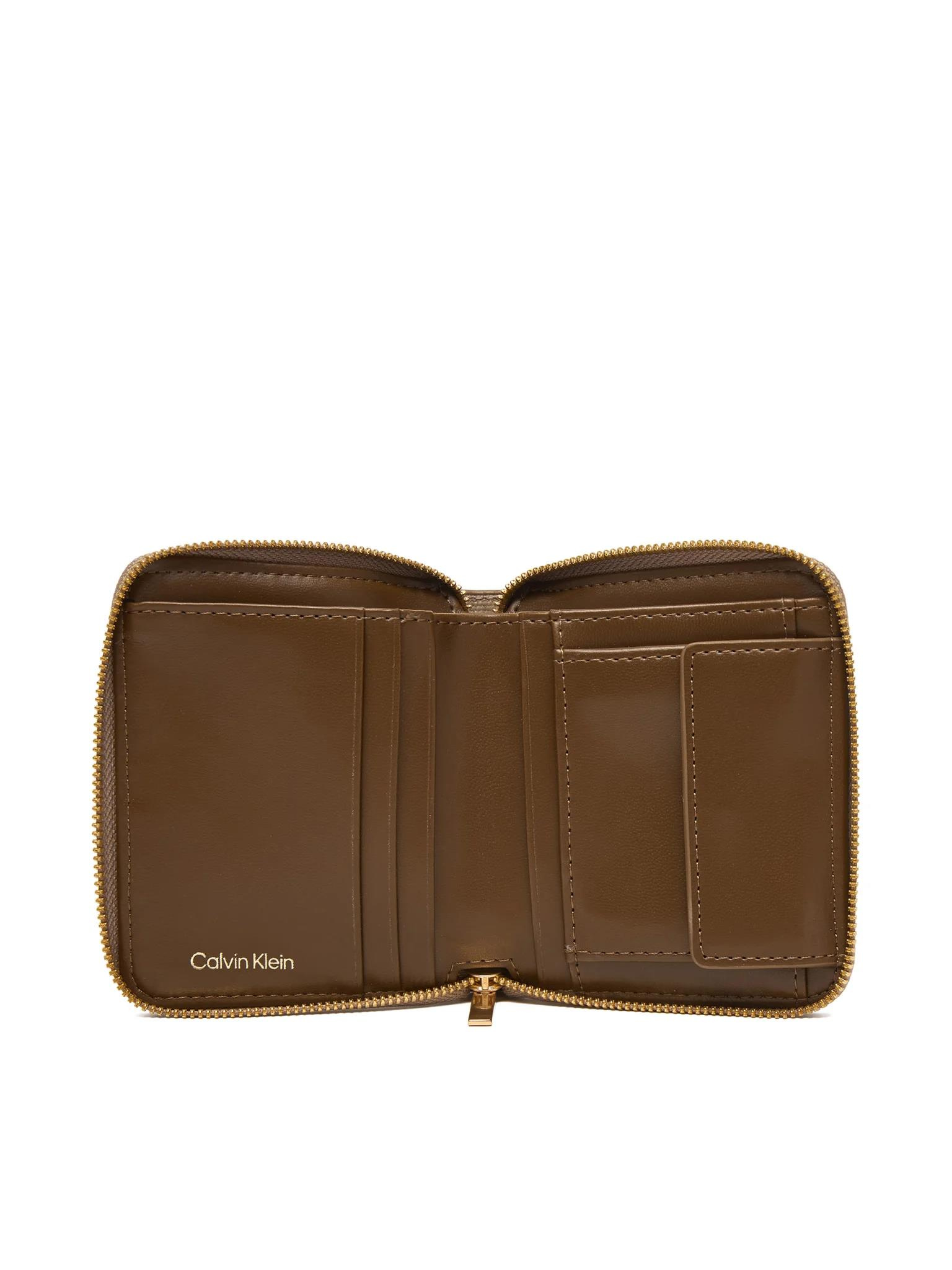 Calvin Klein Calvin Klein Kadın CK Monogram Logolu Fermuar Kapamalı Bozuk Para Cepli Ekstra Kart Bölmeli Haki Cüzdan LV04F1089G-3I6