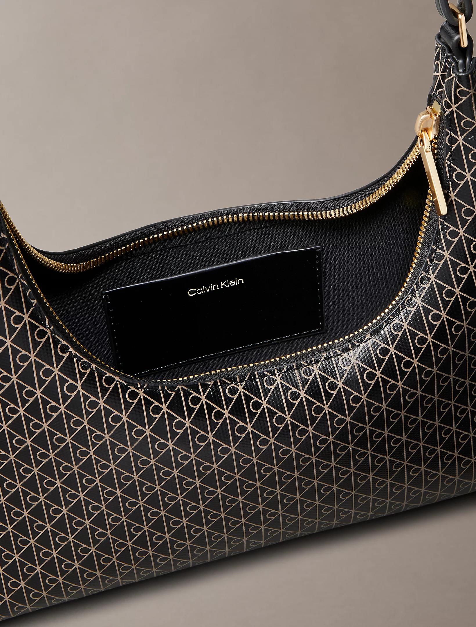 Calvin Klein Calvin Klein Kadın CK Monogram Logolu Fermuarlı Çıkarılabilir Omuz Askılı Siyah Omuz Çantası LV04F3298G-2XA