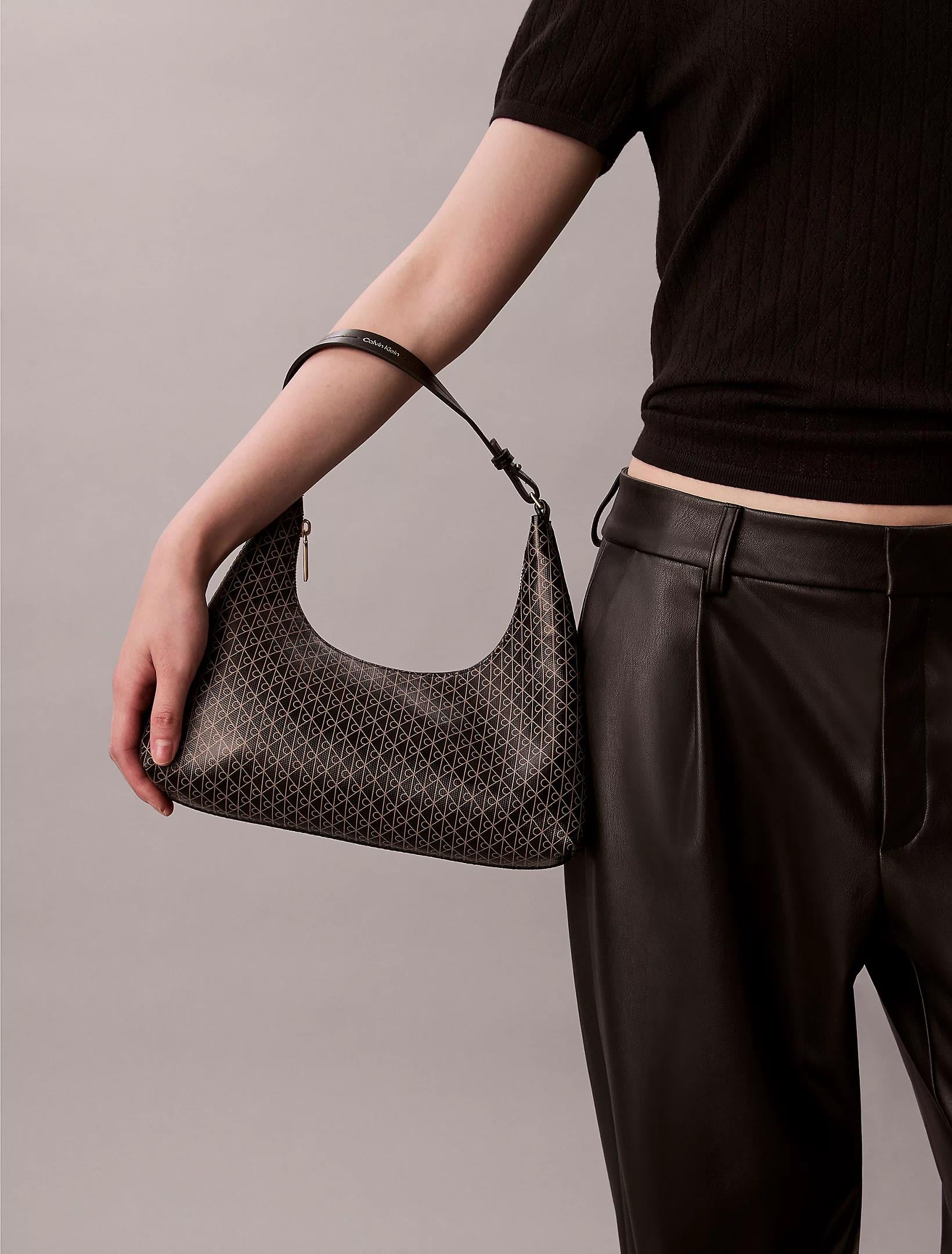 Calvin Klein Calvin Klein Kadın CK Monogram Logolu Fermuarlı Çıkarılabilir Omuz Askılı Siyah Omuz Çantası LV04F3298G-2XA