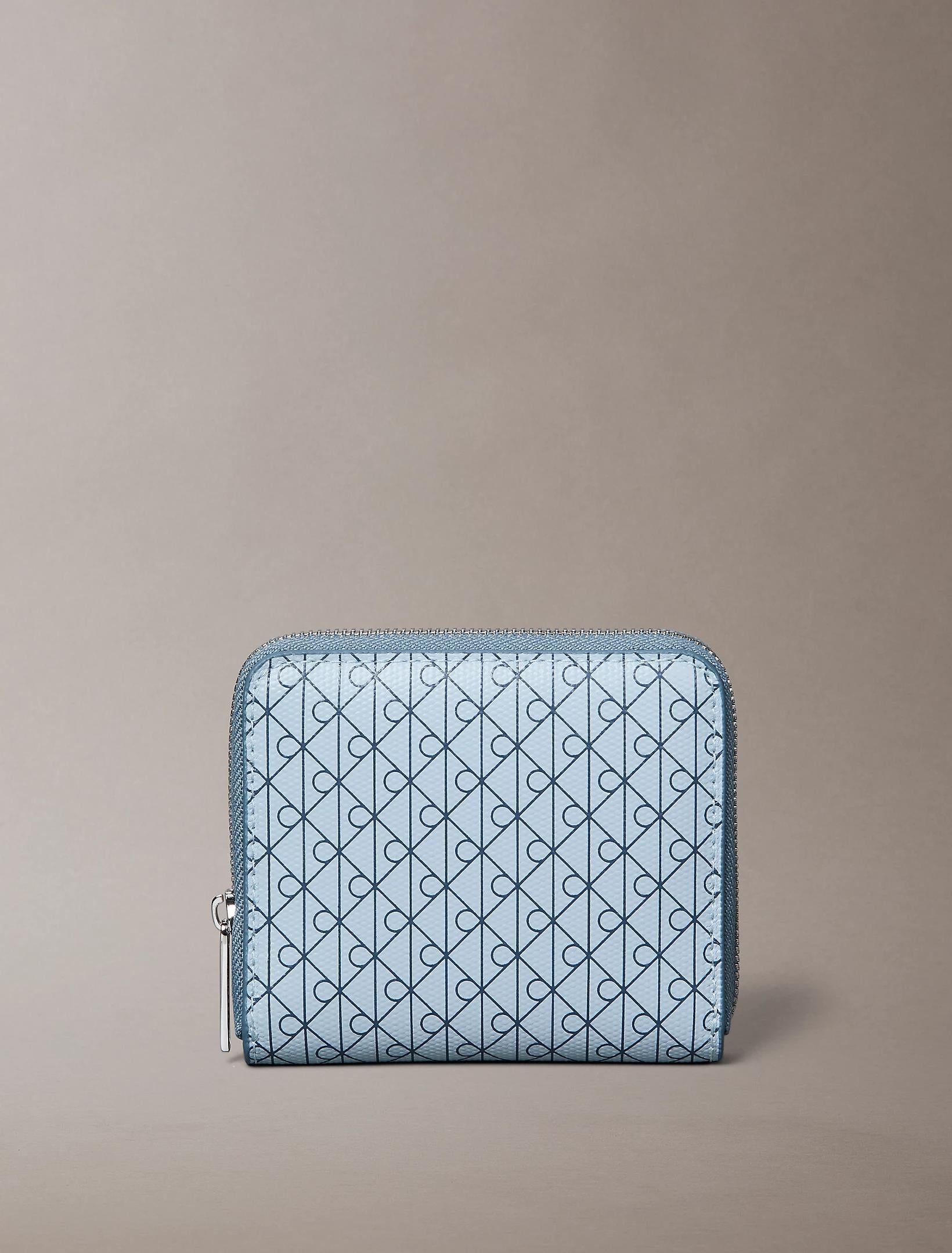 Calvin Klein Calvin Klein Kadın CK Monogram Logolu Fermuar Kapamalı Bozuk Para Cepli Ekstra Kart Bölmeli Mavi Cüzdan LV04F1089G-2XE