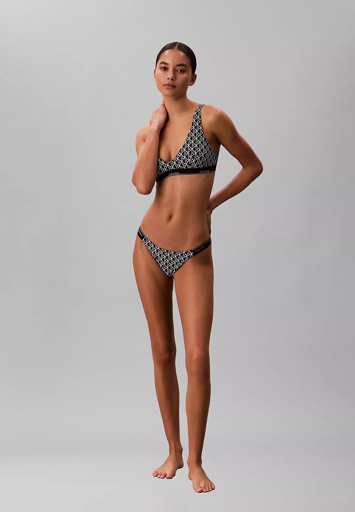 Calvin Klein Calvin Klein Kadın CK Yazı Desenler Yumuşak Rahat Slip Siyah Bikini Altı LV00Q61206-32N