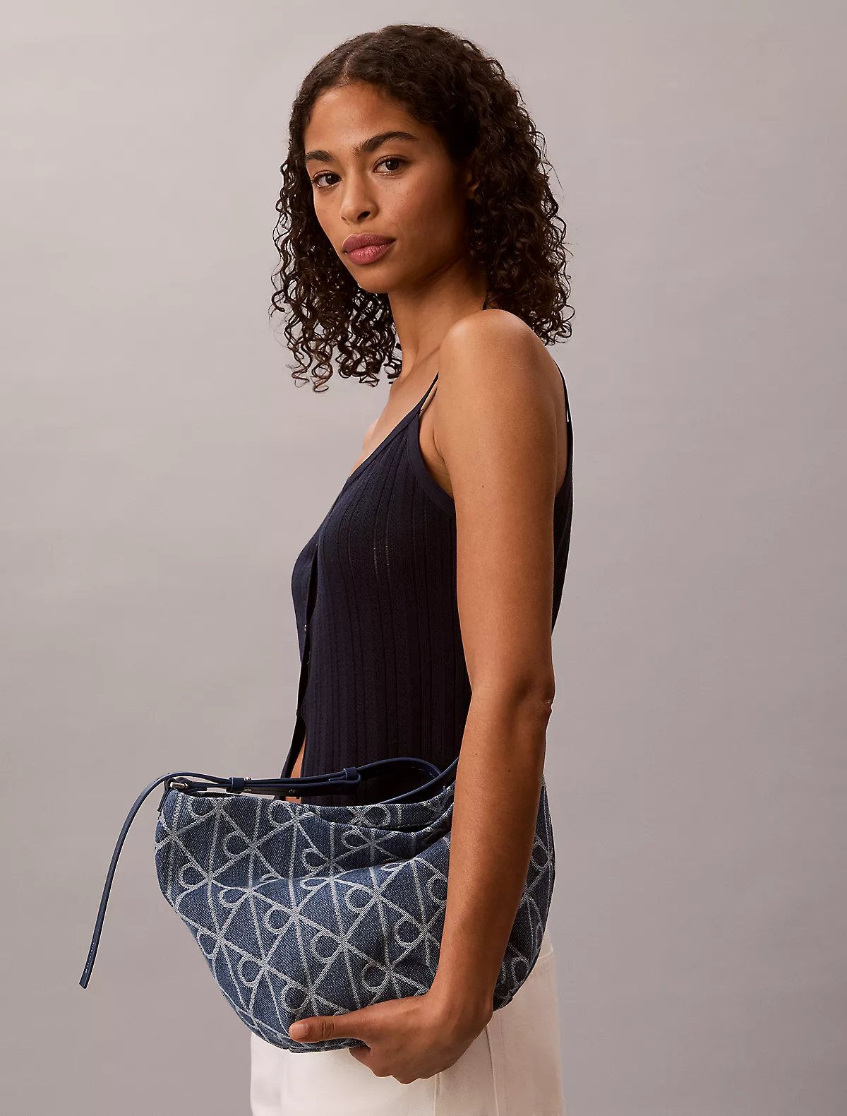 Calvin Klein Calvin Klein Kadın Denim Kumaş Kısa Kulp Ck Desen Lacivert Omuz Çantası LV04F3432G-YBN