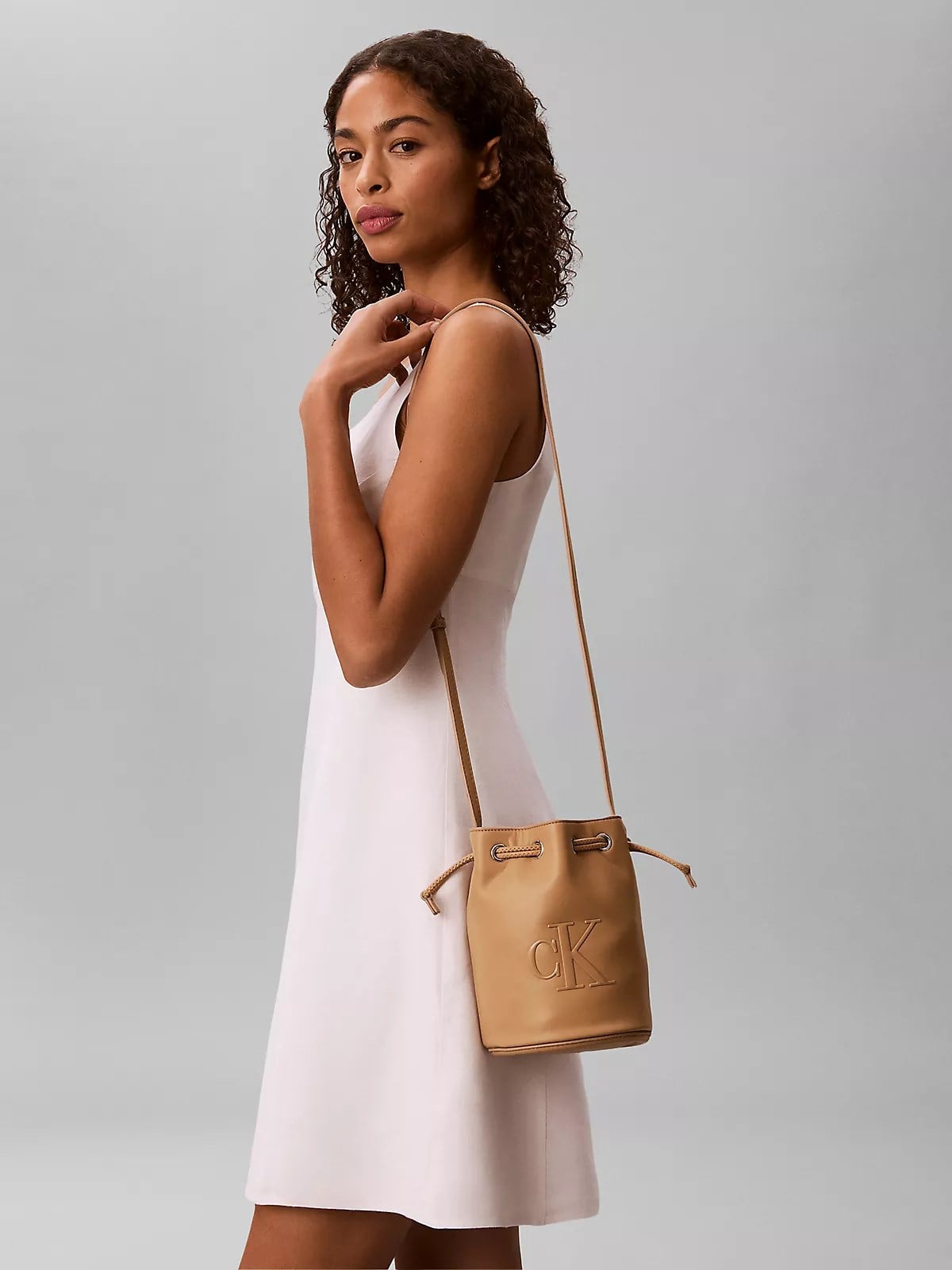 Calvin Klein Calvin Klein Kadın Deri Büzgülü Kapama Ön Kısımda Calvin Klein Parlak İmzalı Monogram Kahverengi Omuz Çantası LV04F3640G-RAJ