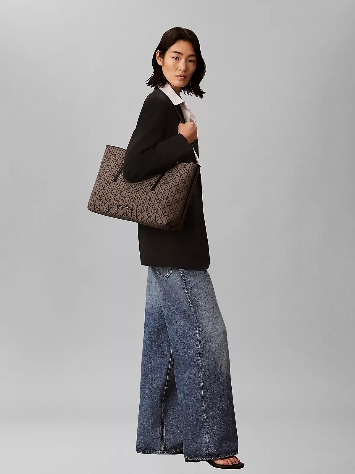 Calvin Klein Calvin Klein Kadın Deri Geniş CK Logo Desen Multi Omuz Çantası LV04F3750G-7UL