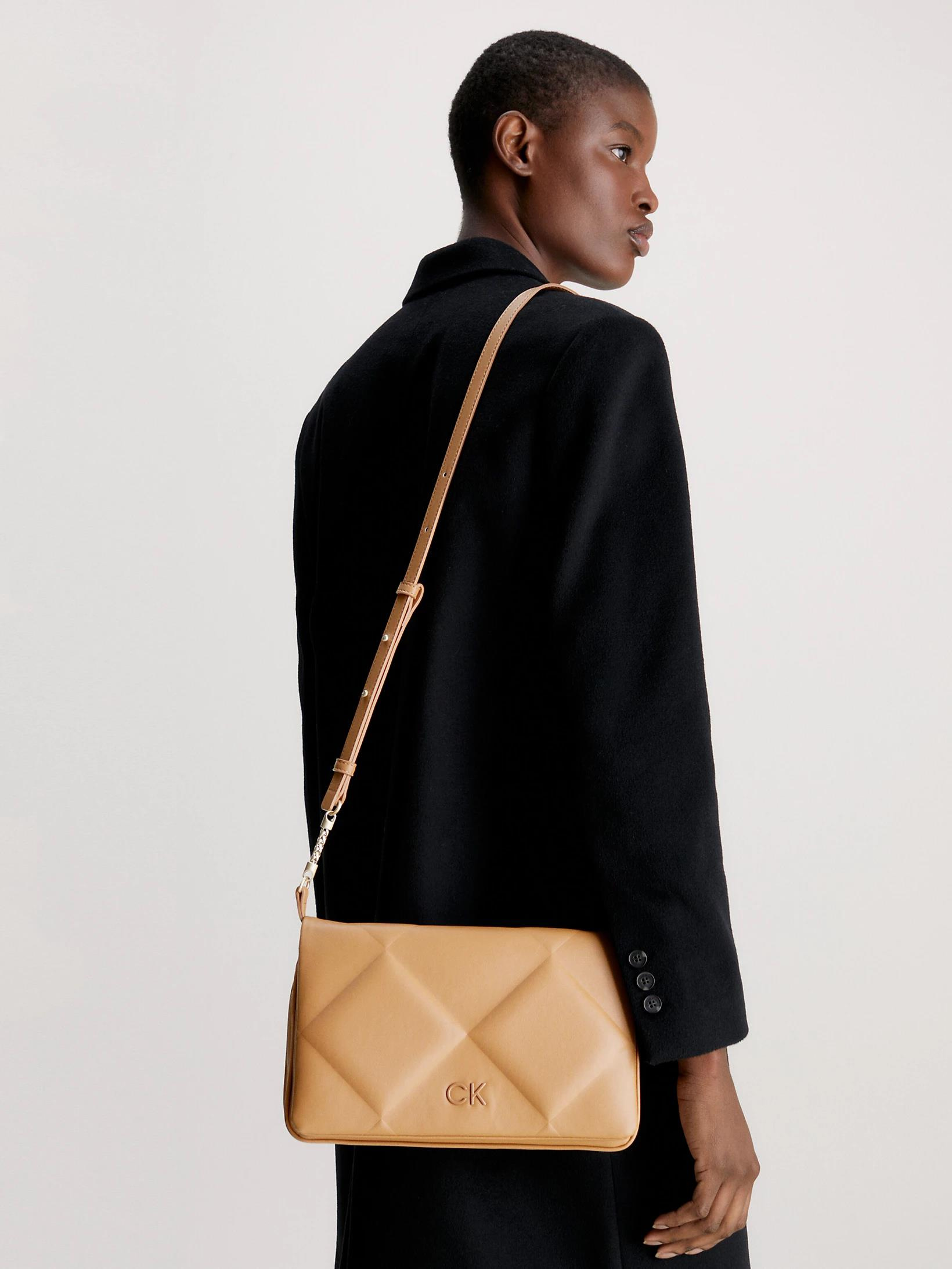 Calvin Klein Calvin Kleın Kadın Deri Marka Logolu Askılıklı Fermuarlı Kahverengi Omuz Çantası K60K611021-GA5