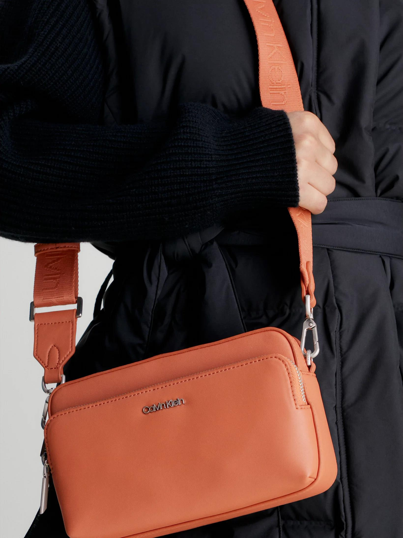 Calvin Klein Calvin Kleın Kadın Deri Marka Logolu Askılıklı Fermuarlı Turuncu Çanta K60K608410-GAP