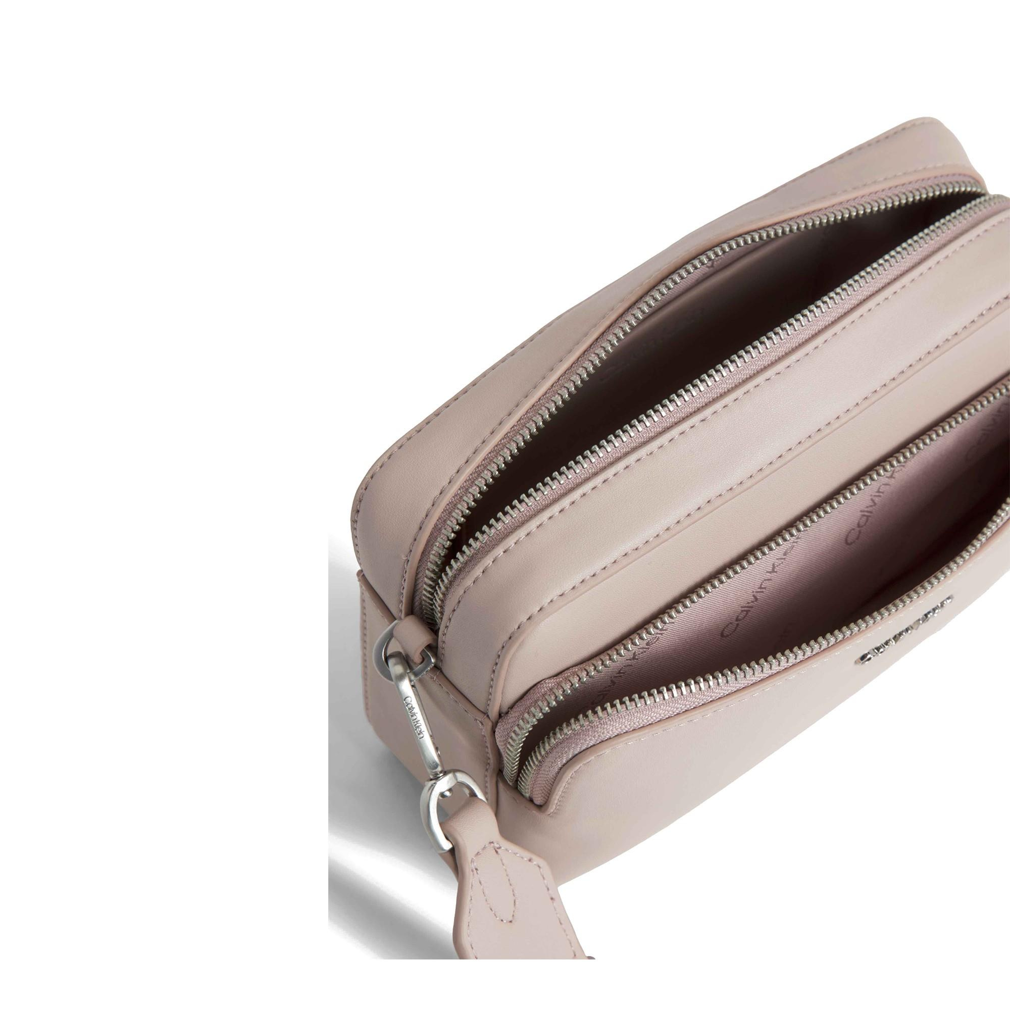 Calvin Klein Calvin Kleın Kadın Deri Marka Logolu Askılıklı Fermuarlı Gri Çanta K60K608410-PE1