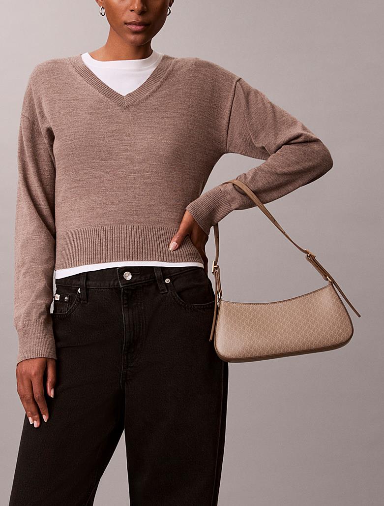 Calvin Klein Calvin Klein Kadın Deri Tek Fermuar Kapamalı Askı Marka Yazı Desenli Bej Omuz Çantası LV04F3324G-3I6
