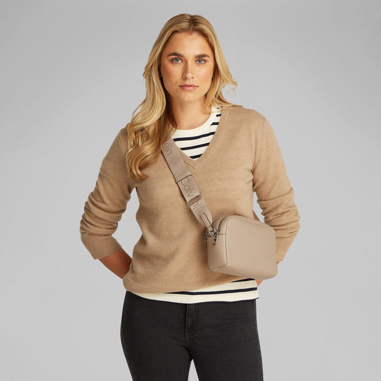Calvin Klein Calvin Klein Kadın Fermuarlı CK Logo Kabartmalı Ayarlanabilir Omuz Askılı Bej Omuz Çantası LV04K3124G-PBF